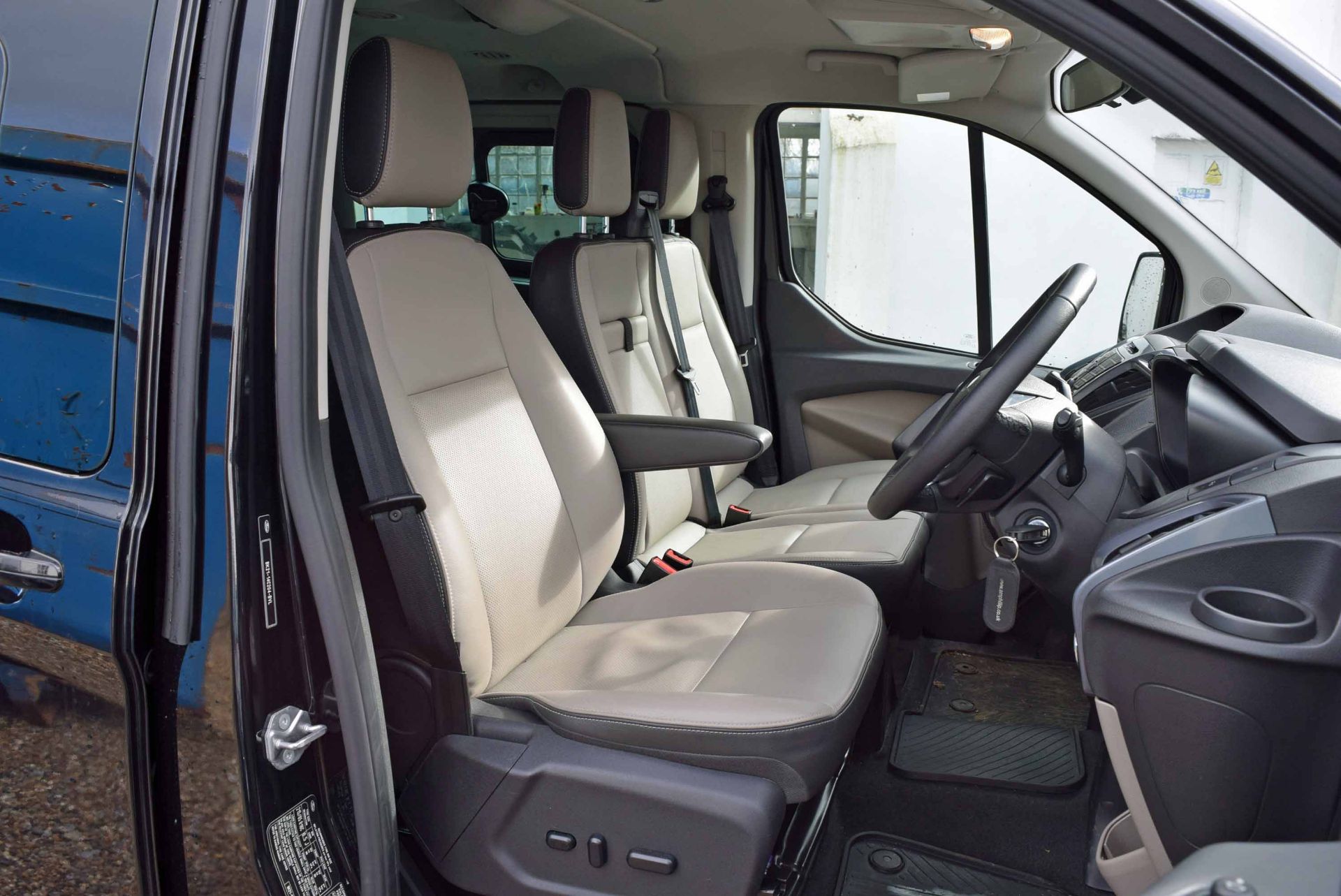 A 2015 FORD Transit Tourneo Custom 300 2.2 Diesel 6-Speed Limited E-Tech Manual MPV, Registration - Image 6 of 11