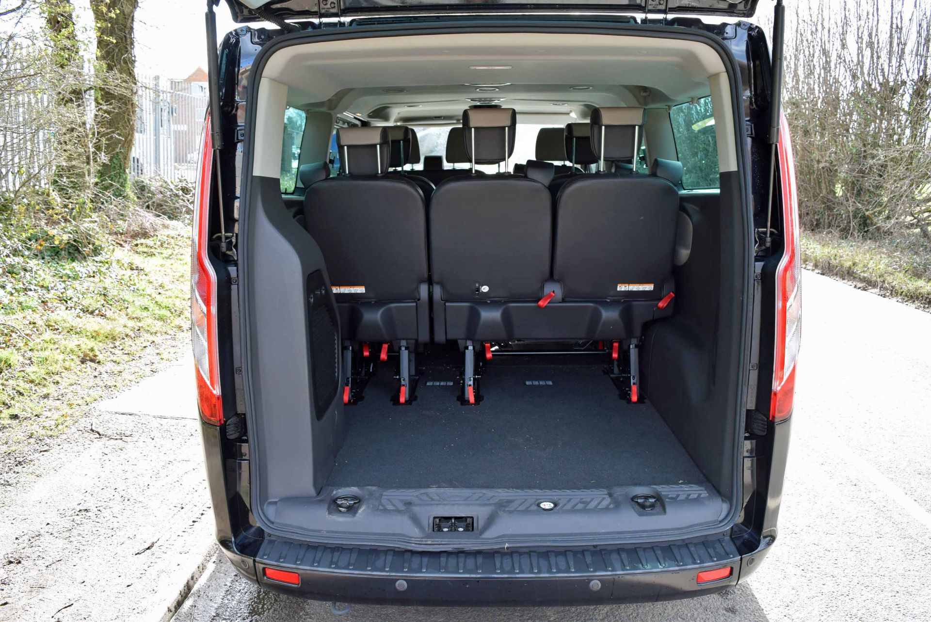 A 2015 FORD Transit Tourneo Custom 300 2.2 Diesel 6-Speed Limited E-Tech Manual MPV, Registration - Image 5 of 11