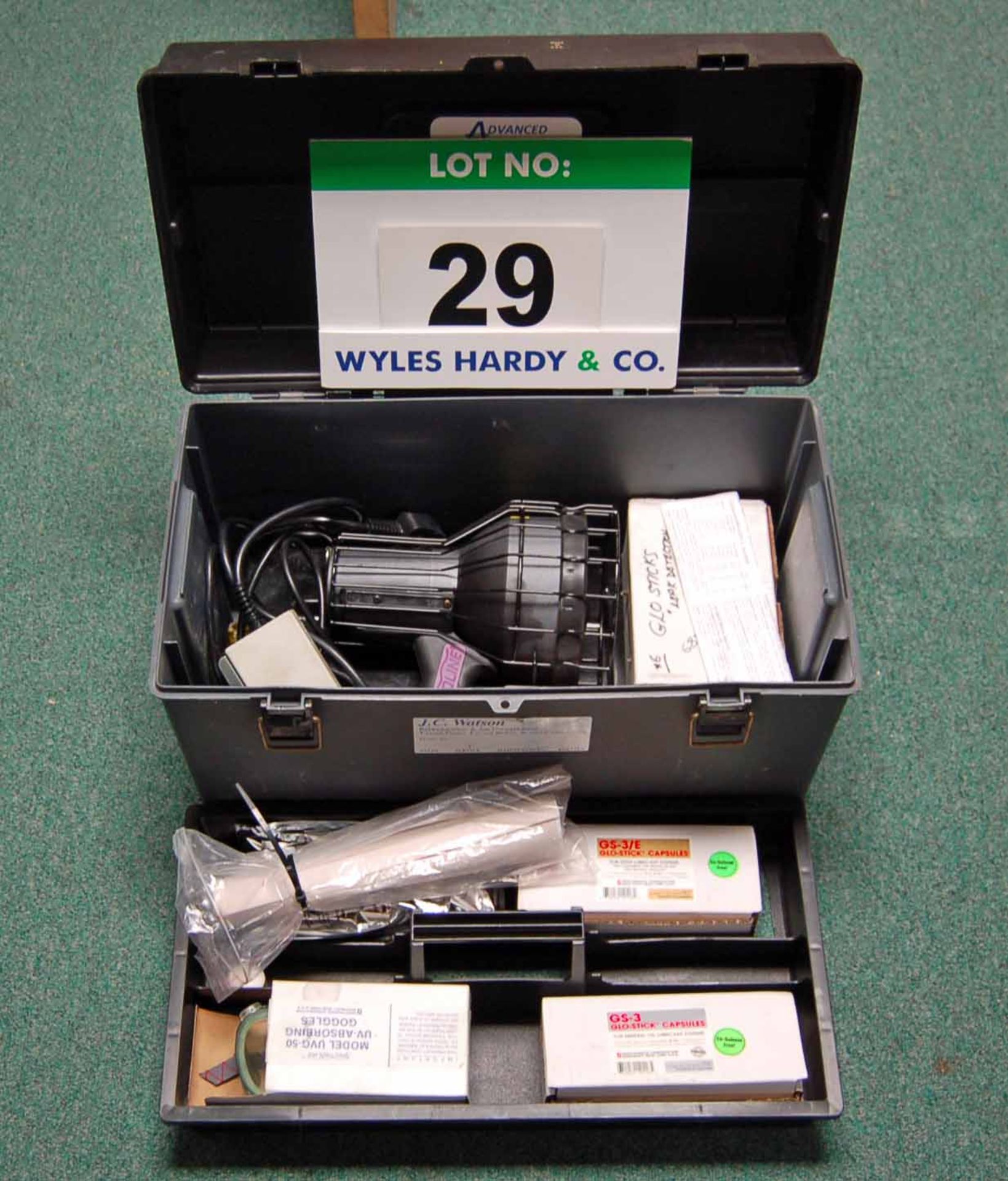 A SPECTROLINE Model BIB 150 P FB Ultra Violet Leak Testing Kit