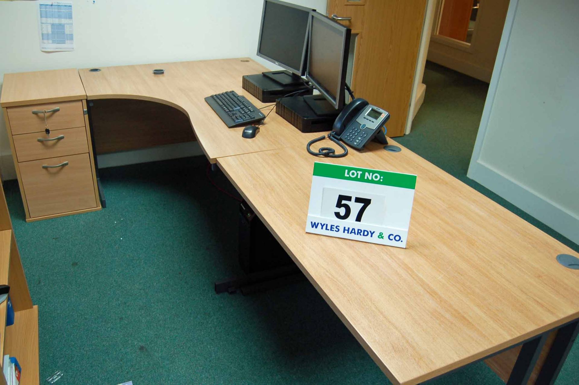 A Limed Oak Effect Executive Ergonomic Workstation with 1600mm x 1180mm Desk,1180mm x 800mm