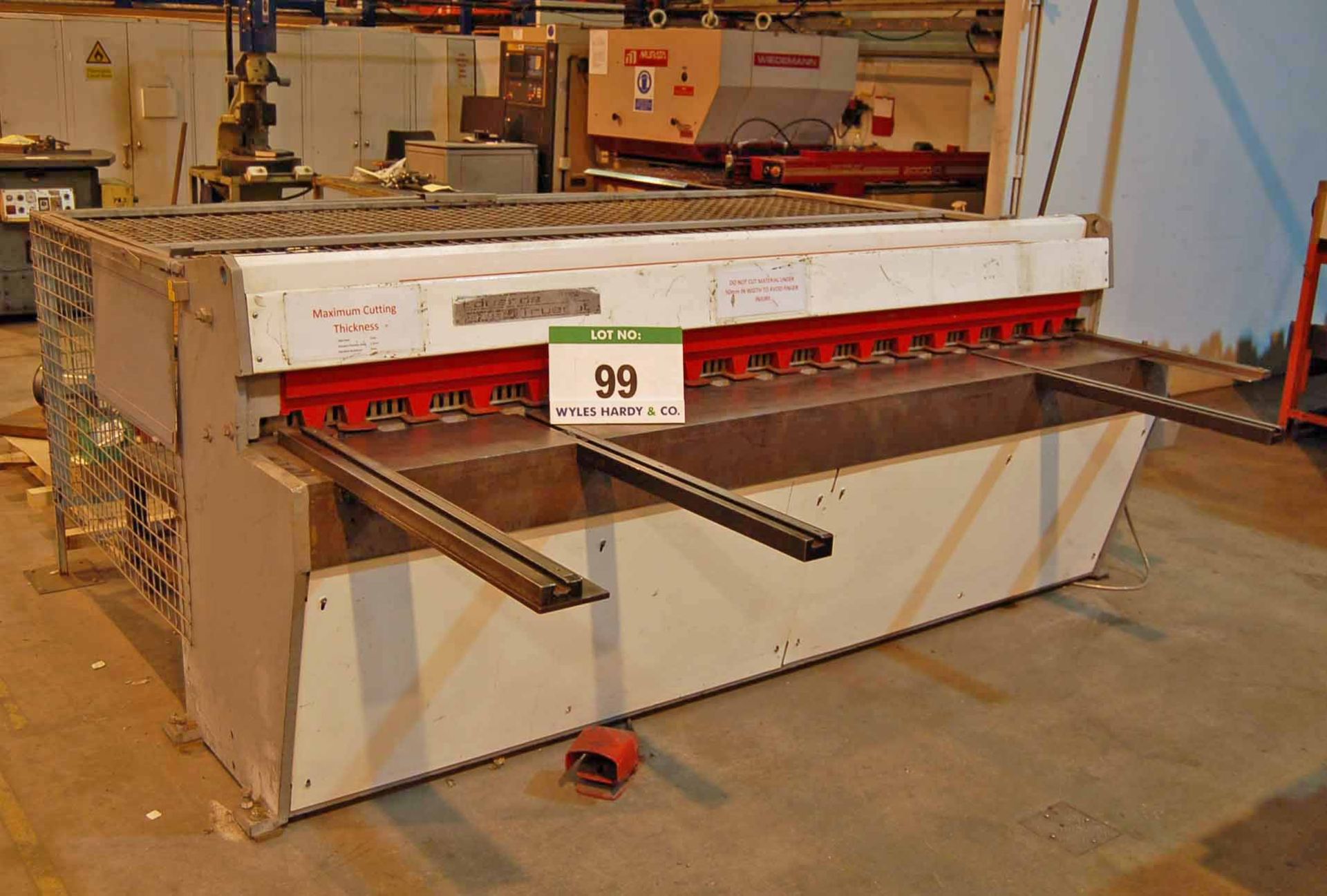 A EDWARDS Truecut 3.25/2500 Sheet Metal Cutting Guillotine, Serial No. 77C/465S7, 2535mm x 3.25mm