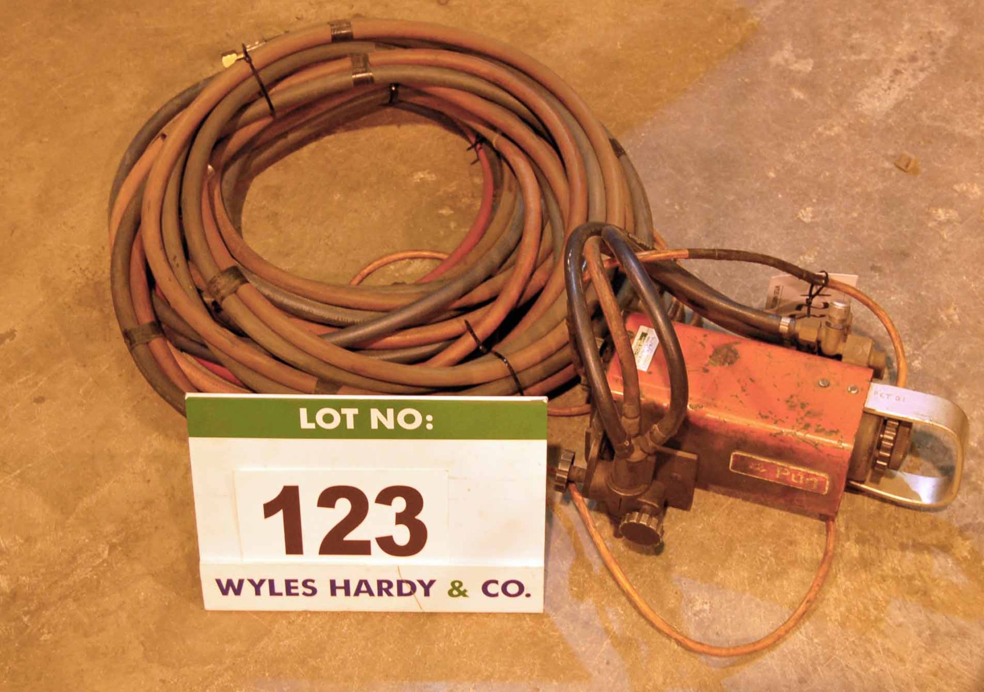 A OXYACETALENE Heavy Duty Cutting Machine with Assorted Hoses (As Photographed)