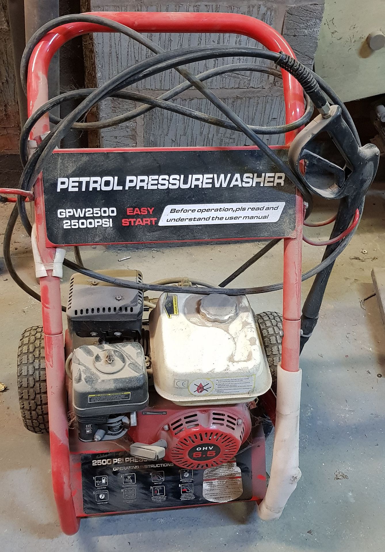 A GPW2500 2500psi Petrol Mobile Pressure Washer with Hose and Lance