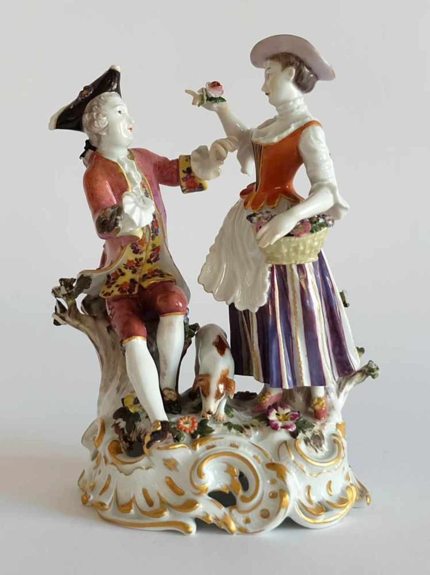 GRUPPE, Staatliche Porzellan-Manufaktur Meissen, polyhchrom-gold, Elegantes Rokoko-Paar mit Hund auf