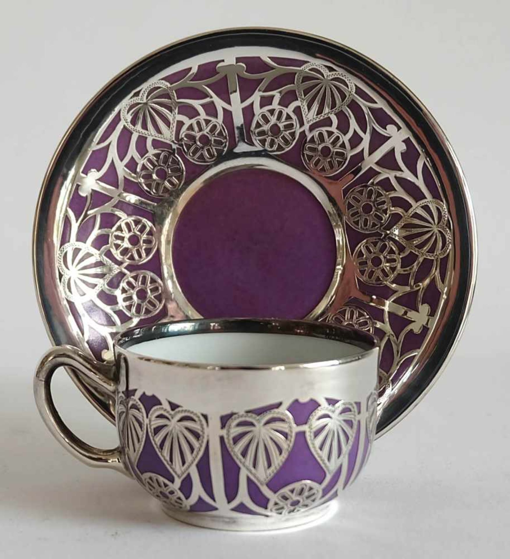 MOKKATASSE MIT UNTERER, Manufaktur Philip Rosenthal/ Selb, 1919-35, Porzellan, amethystfabener Fond,