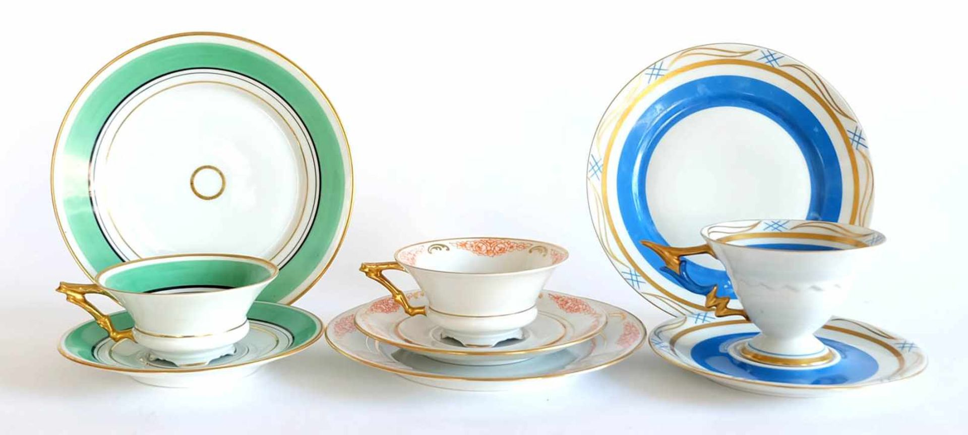 SAMMELKAFFEEGEDECKE, Konvolut von 3, Art Deco-Epoche, bunt-gold, 2x Porzellanmalerei August