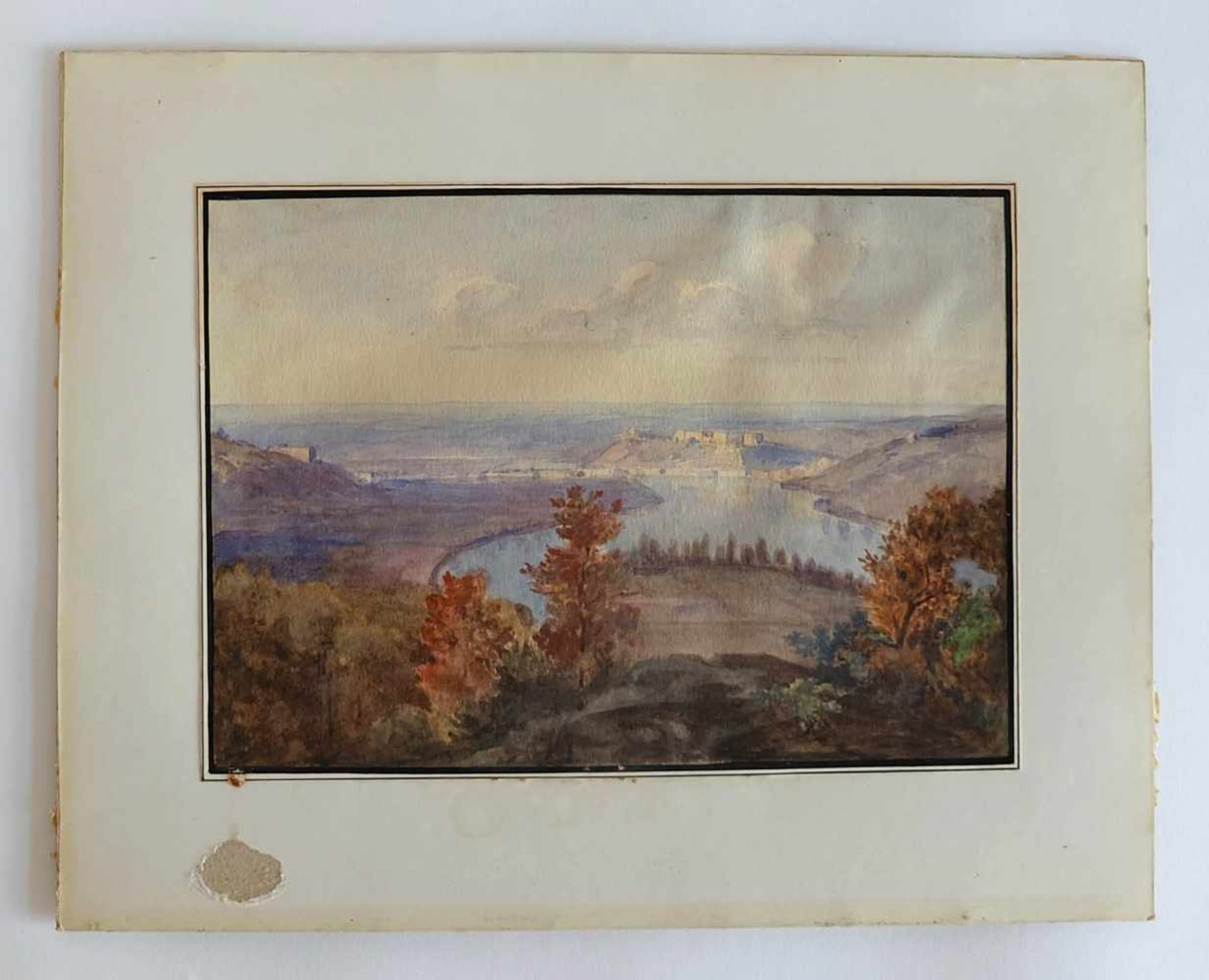 ANONYMUS, 19.Jh., Aquarell/ Bütten, herbstlicher Fernblick über Flußbiegung auf Burganlage, 17,5 x