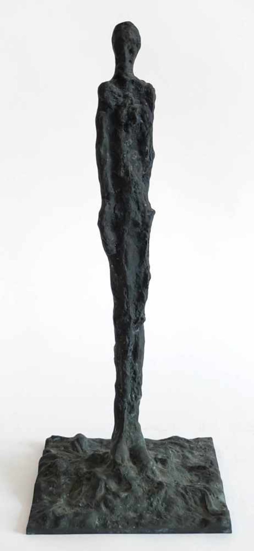 HINDAHL, Ute (*1972 Wadersloh, arb. Gütersloh), Bronze, dunkel patiniert, quadratische Plinthe,