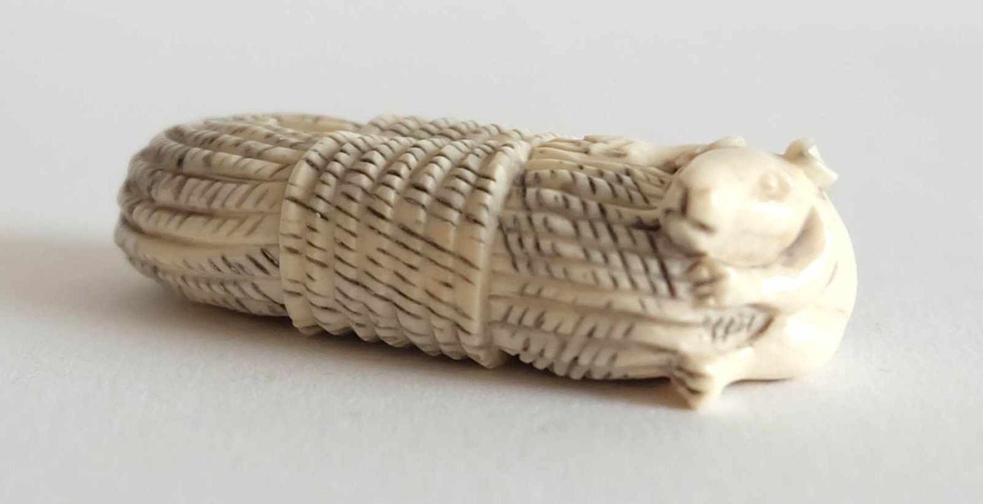 NETSUKE, Japan, 19./ 20.Jh., Elfenbein, farblich akzentuiert, Ratte auf Taurolle, Signatur, 1,5 x