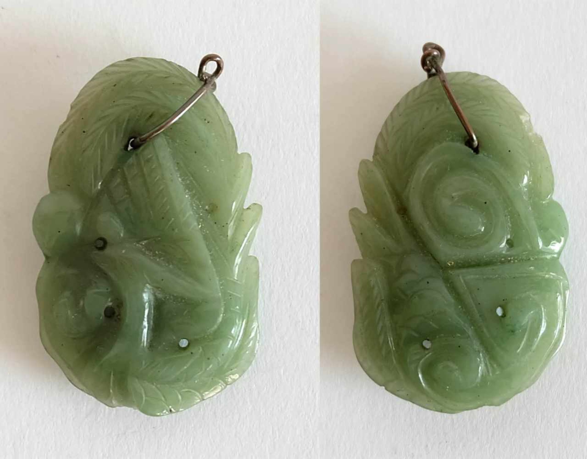 MEDAILLONANHÄNGER, China, 19.Jh. (?), Jade, geschnitzt, poliert, stilisierter Paradiesvogel, H 5 cm,