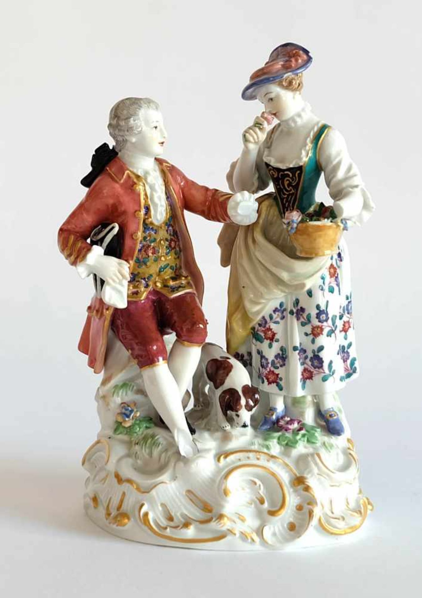 GRUPPE, Staatliche Porzellan-Manufaktur Meissen, polyhchrom-gold, Elegantes Rokoko-Paar mit Hund auf