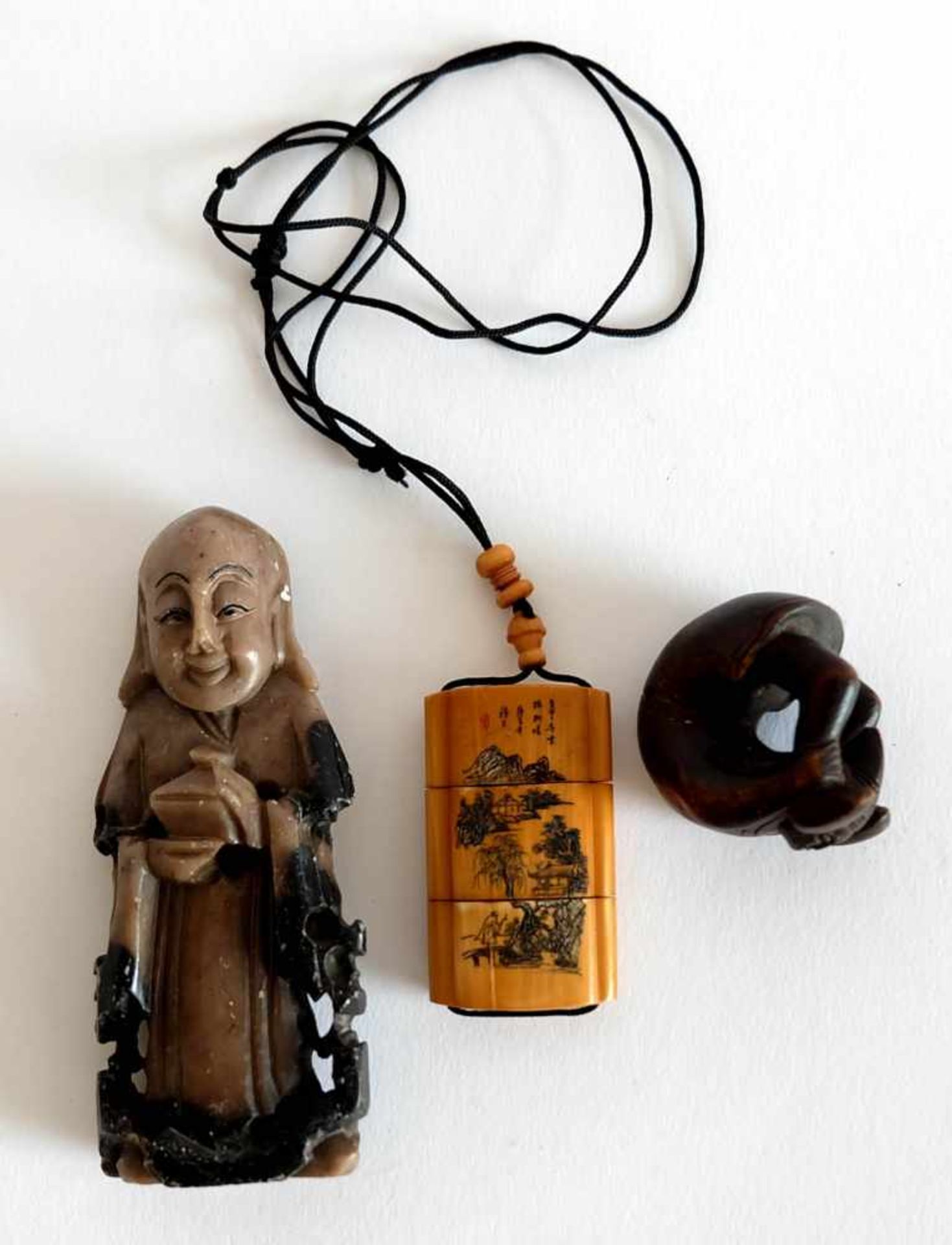 FIGUR, China, um 1900, Speckstein, stehender Mönch, H 9,2 cm, dazu Nestuke Japan (?), Buchsbaum,