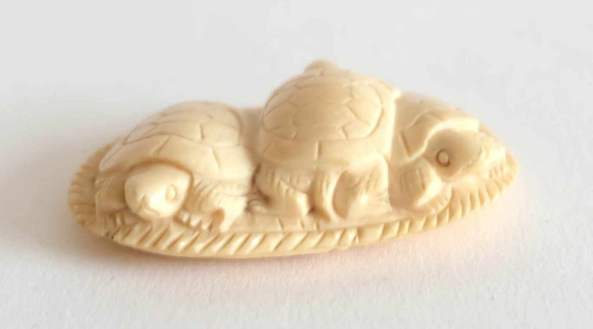 NETSUKE, Japan, 19./ 20.Jh., Elfenbein, 3 Schildkröten auf Matte, 1,2 x 4,5 cm