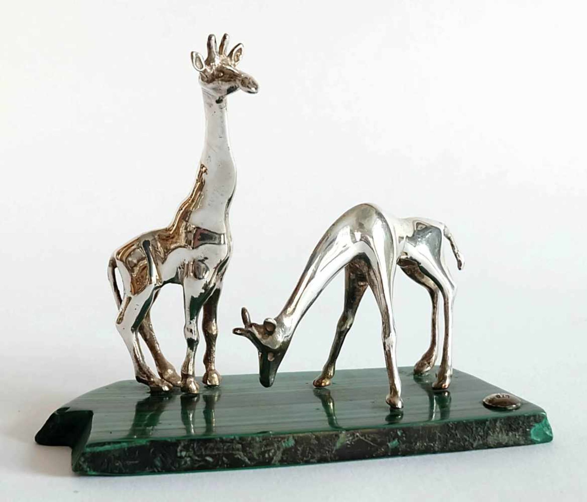 SILBERFIGURINEN, Paar vollplastische Giraffen, 925er-Silber, Malachitplatte, dort montiert und