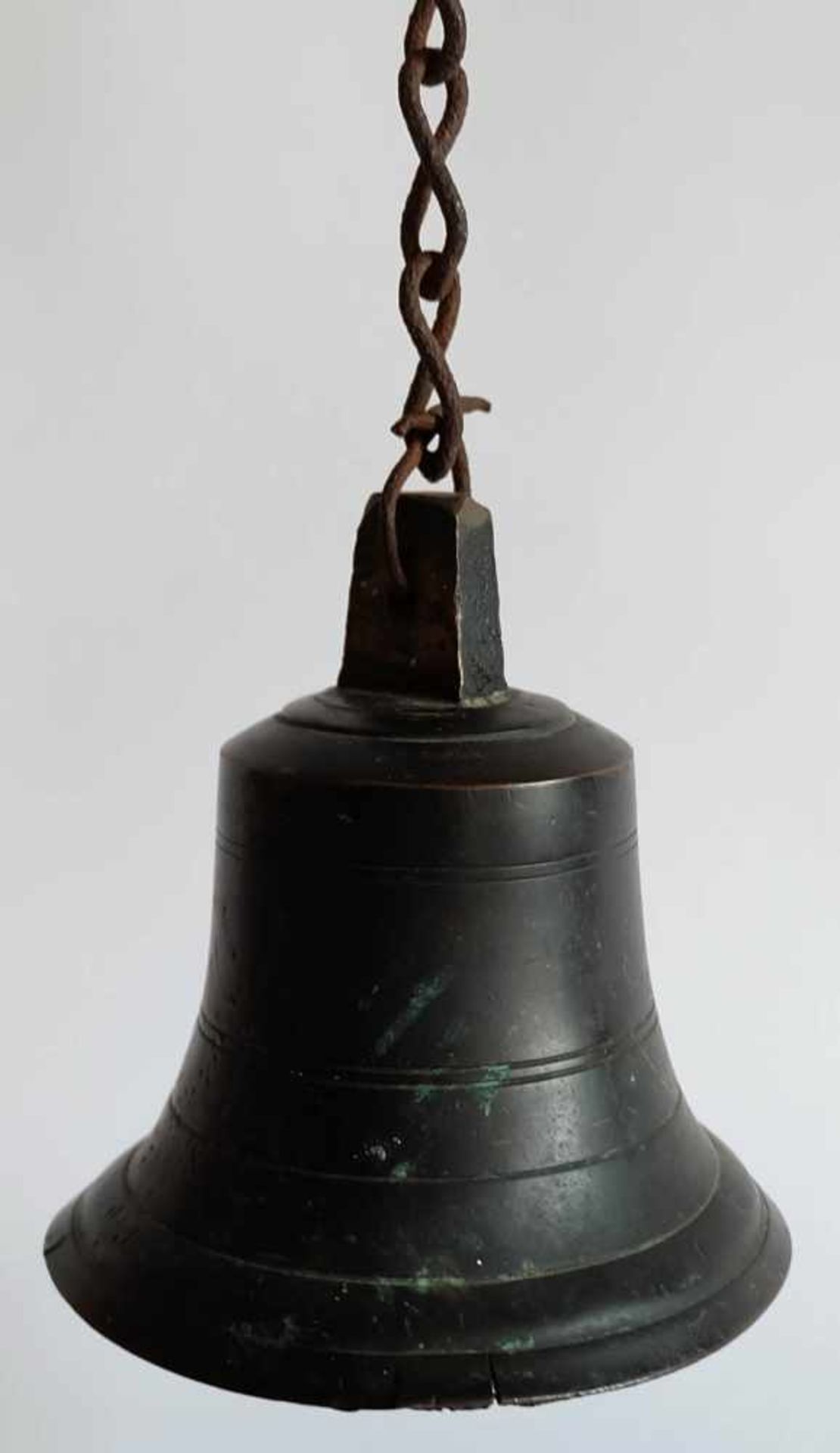 GLOCKE, 19.Jh., Bronze, in der Wandung mehrfach gerillt, orig. Klöppel, H 16,5 cm, Glockenrand alt