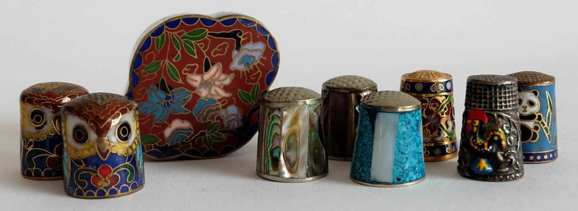 CLOISONNEKONVOLUT, China, bestehend aus: Deckeldöschen, 1,8 x 5 x 4 cm und 4 Fingerhüten, dazu 4