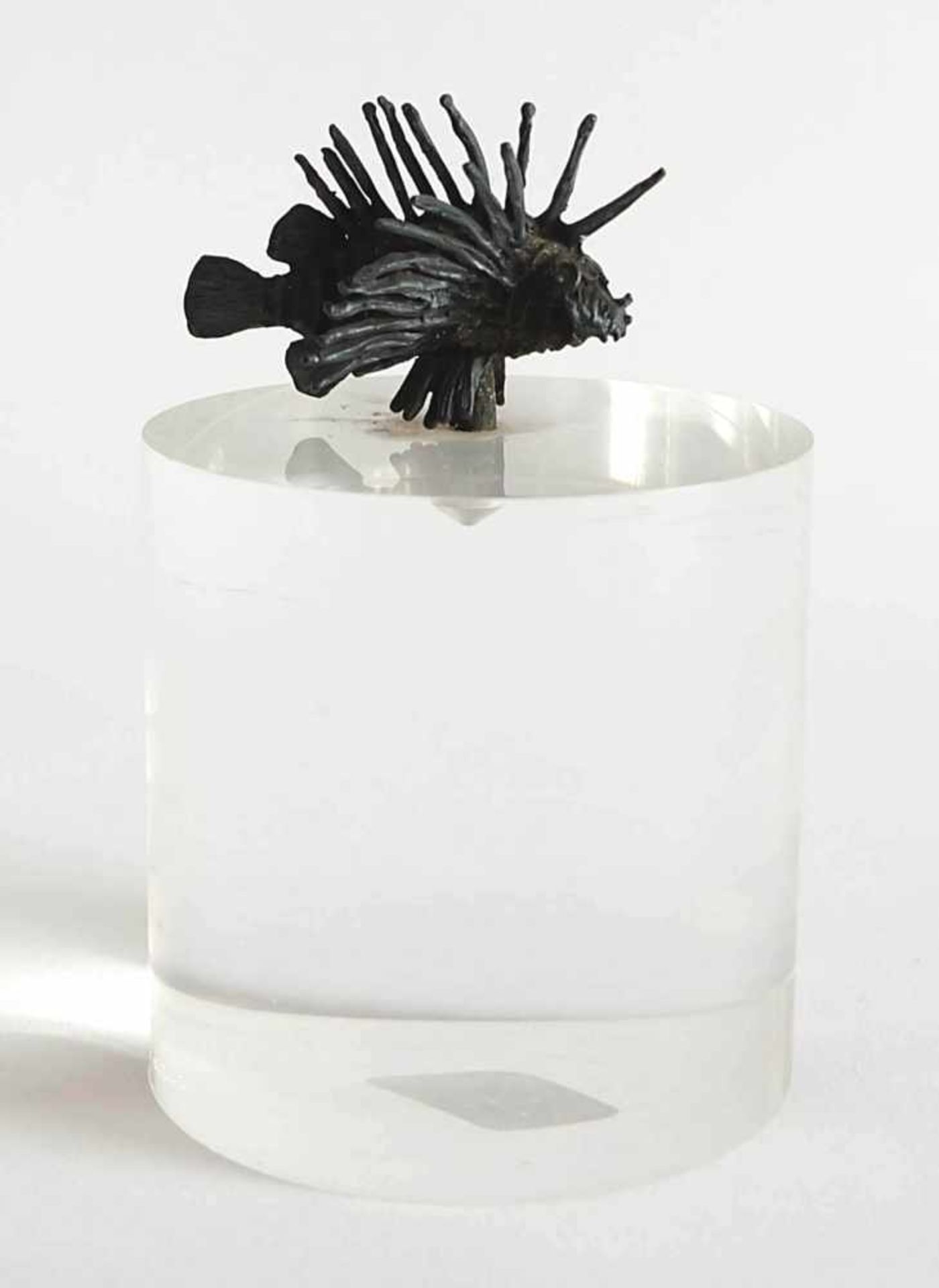 SKULPTUR, Bronze, dunkel patiniert, Miniatur eines Feuerfisches, runder Acrylglassockel, H über
