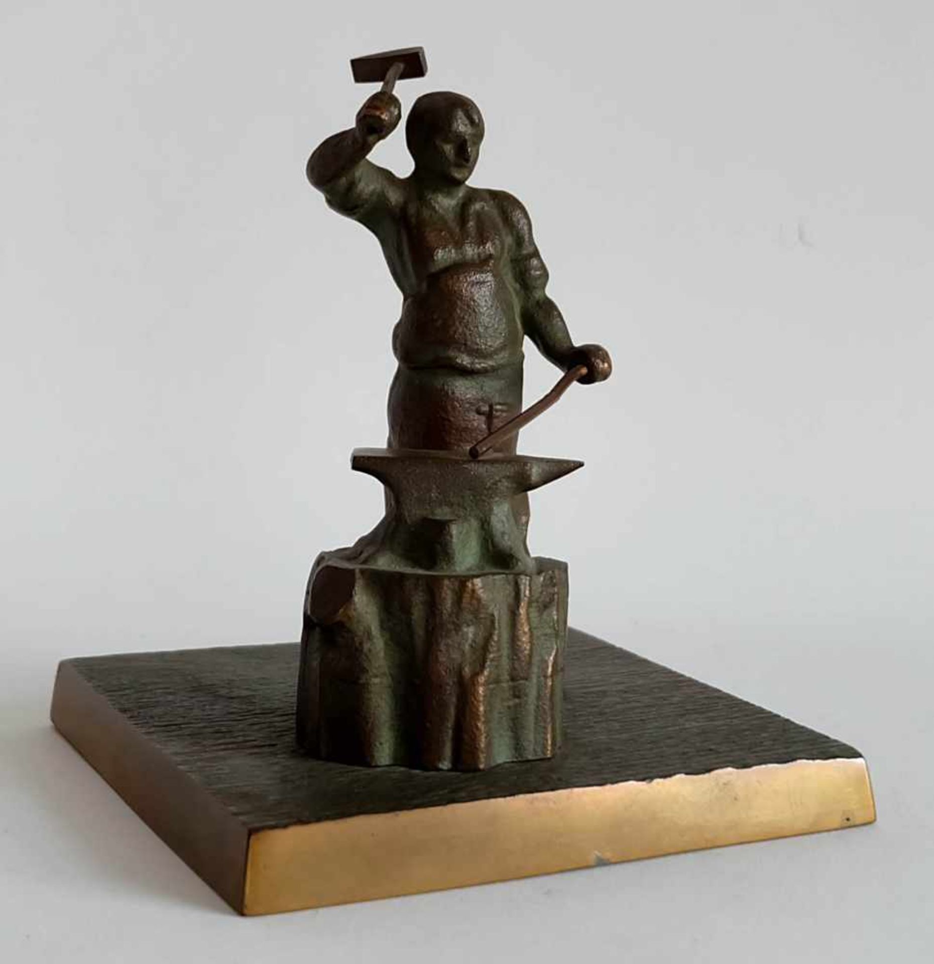 FIGUR, Bronze, dunkel patiniert, Schmied am Amboß, quadratische Plinthe, 16 x 13,5 x 13,5 cm