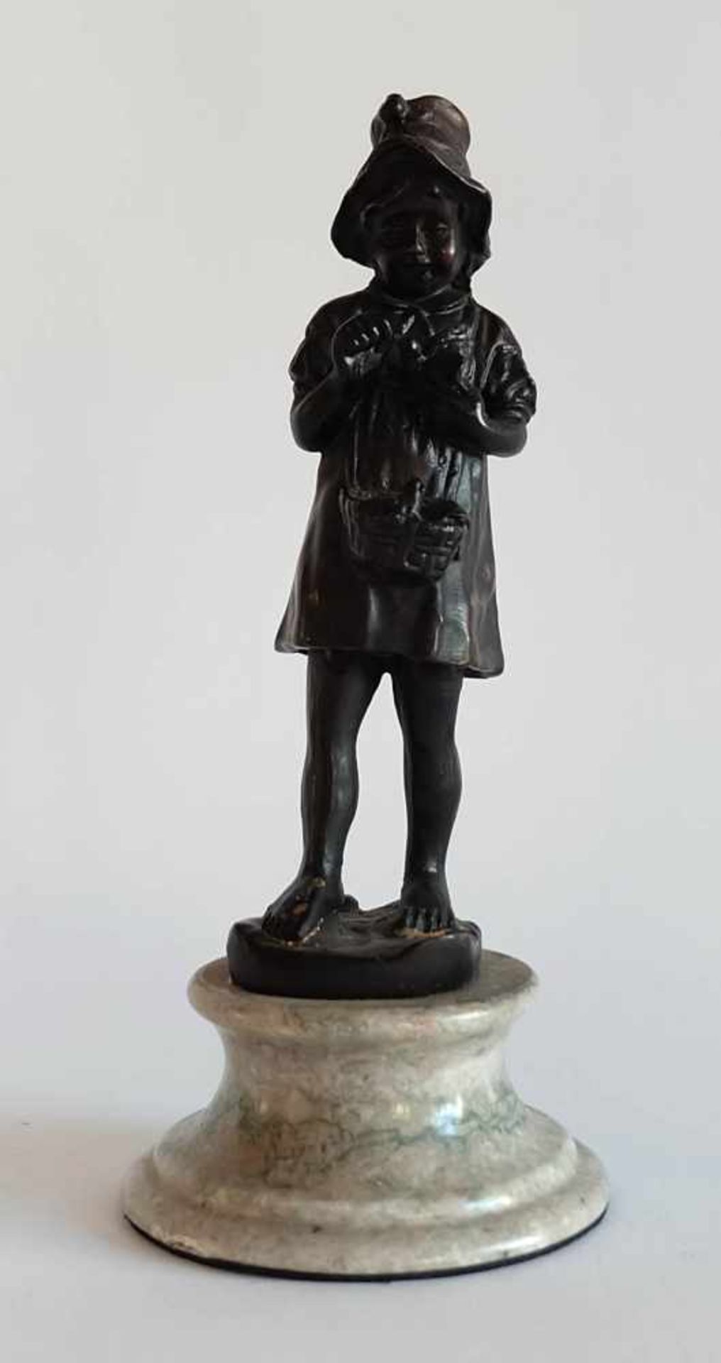 SKULPTUR, Bronze, patiniert, 2.Hälfte 20.Jh., "Taubenmutti", Marmorsockel, H über alles 23 cm