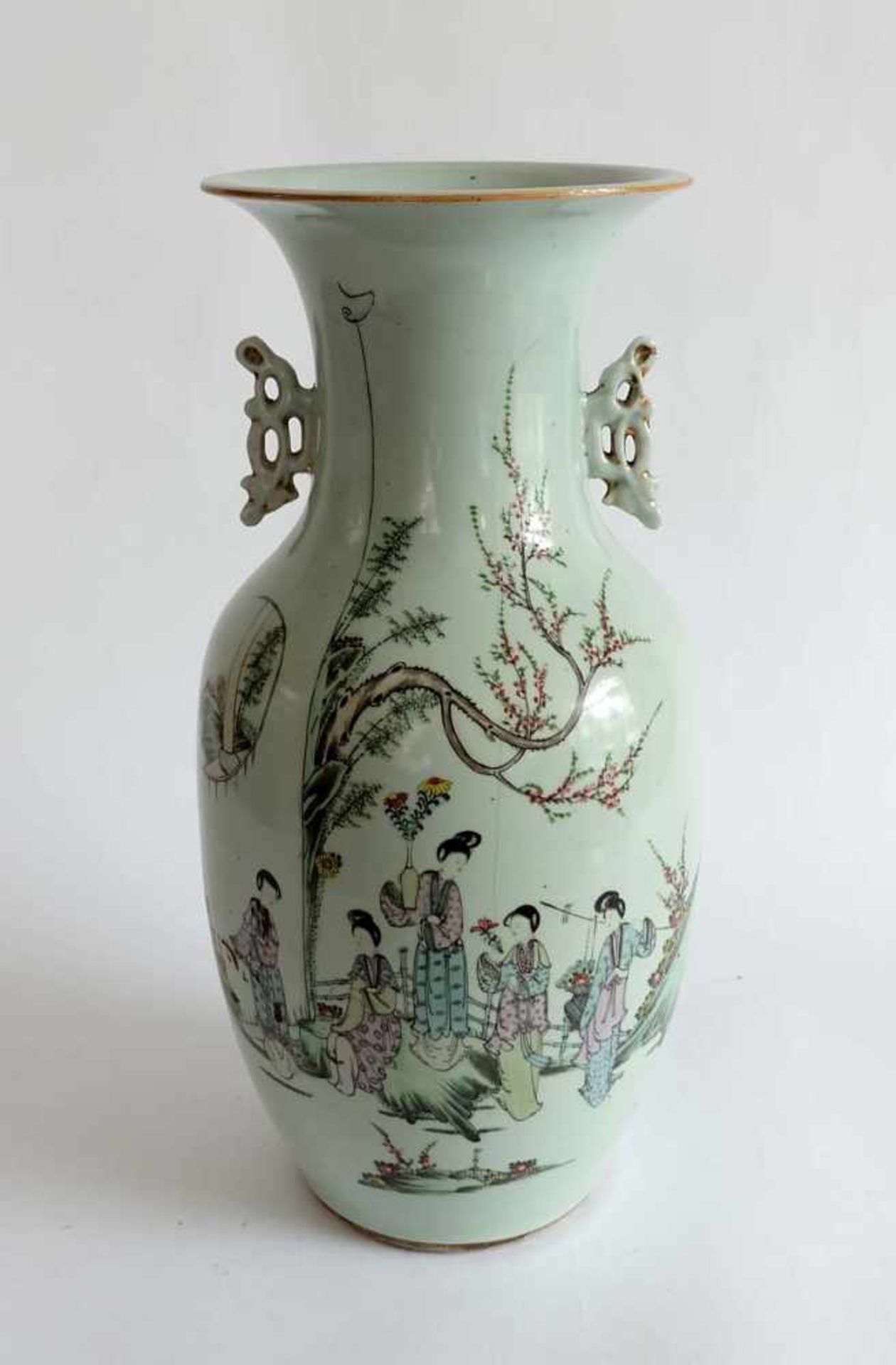 GROßE BALUSTERVASE, China, um 1900, in der Wandung polychrome Emaillemalerei, Genreszene, verso