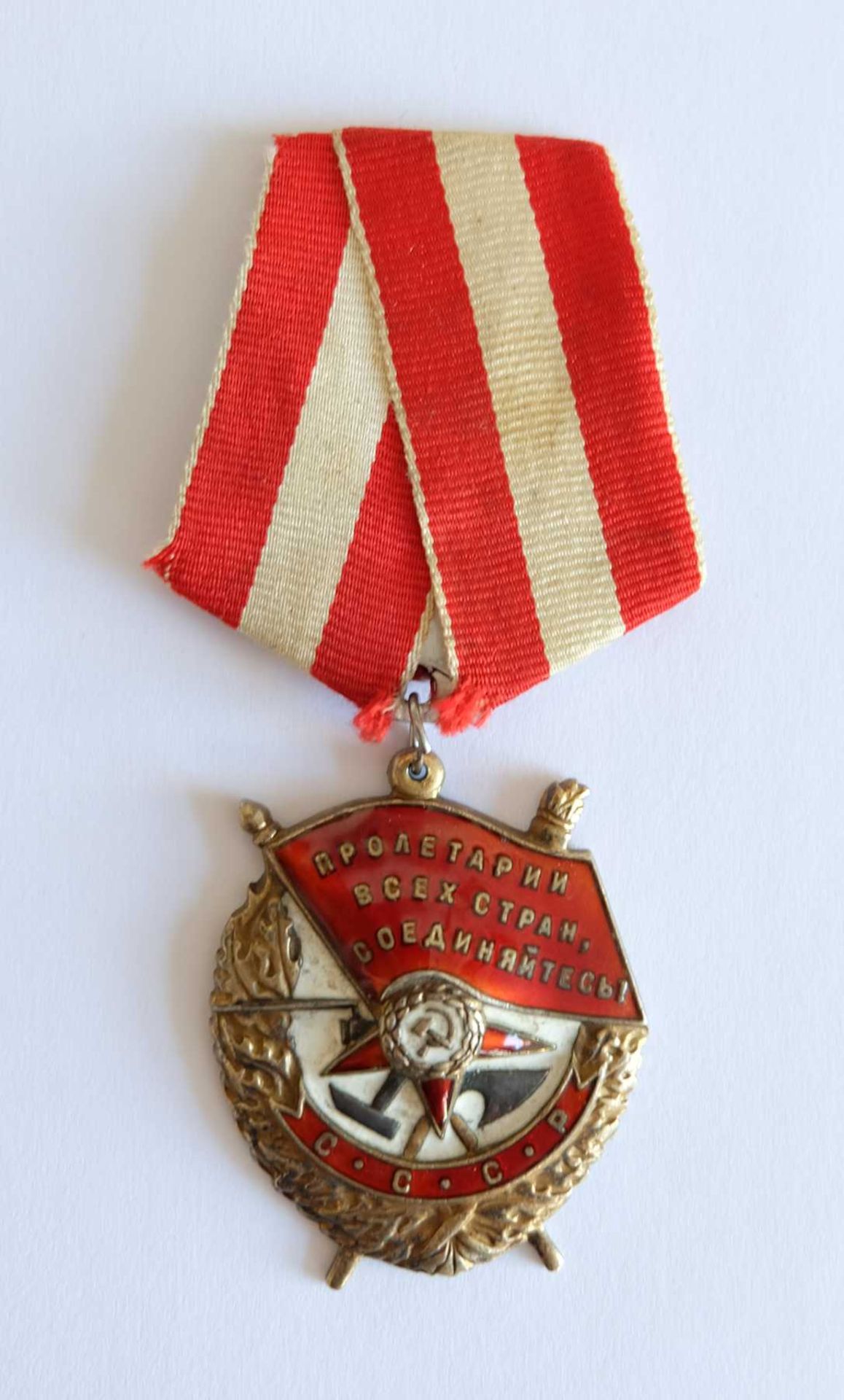 UdSSR, Rotbannerorden, 2.Form, 1943f., rot-weiß-rotes Band, verso bez. Monetnyj Dwor und