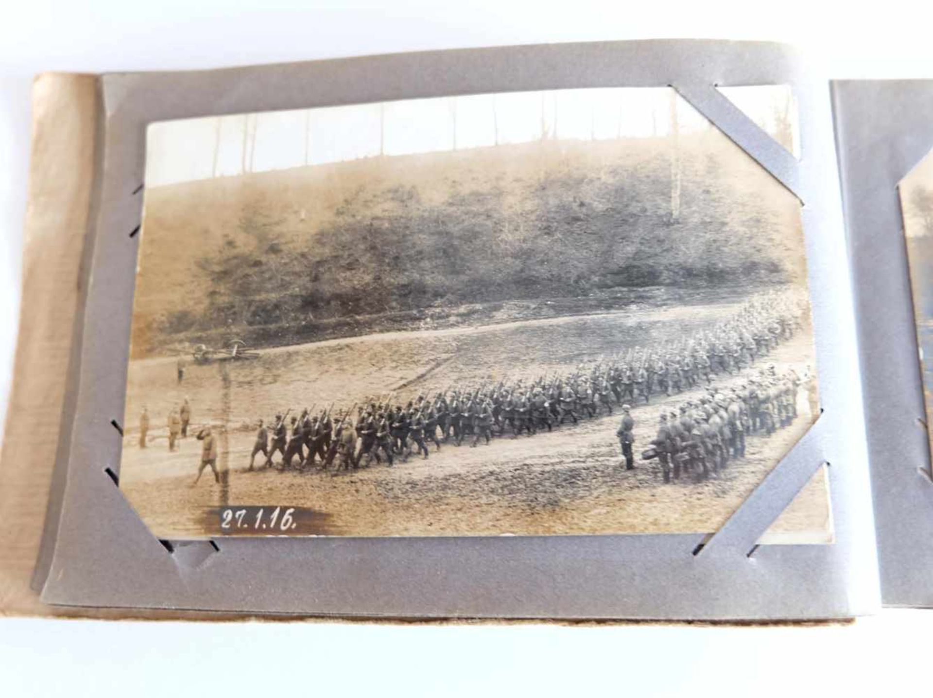 DEUTSCHES REICH, 1914-18, s/w-Fotos und Postkarten, Soldaten, Gebäude, Grabenansichten, Gräber, - Bild 3 aus 8