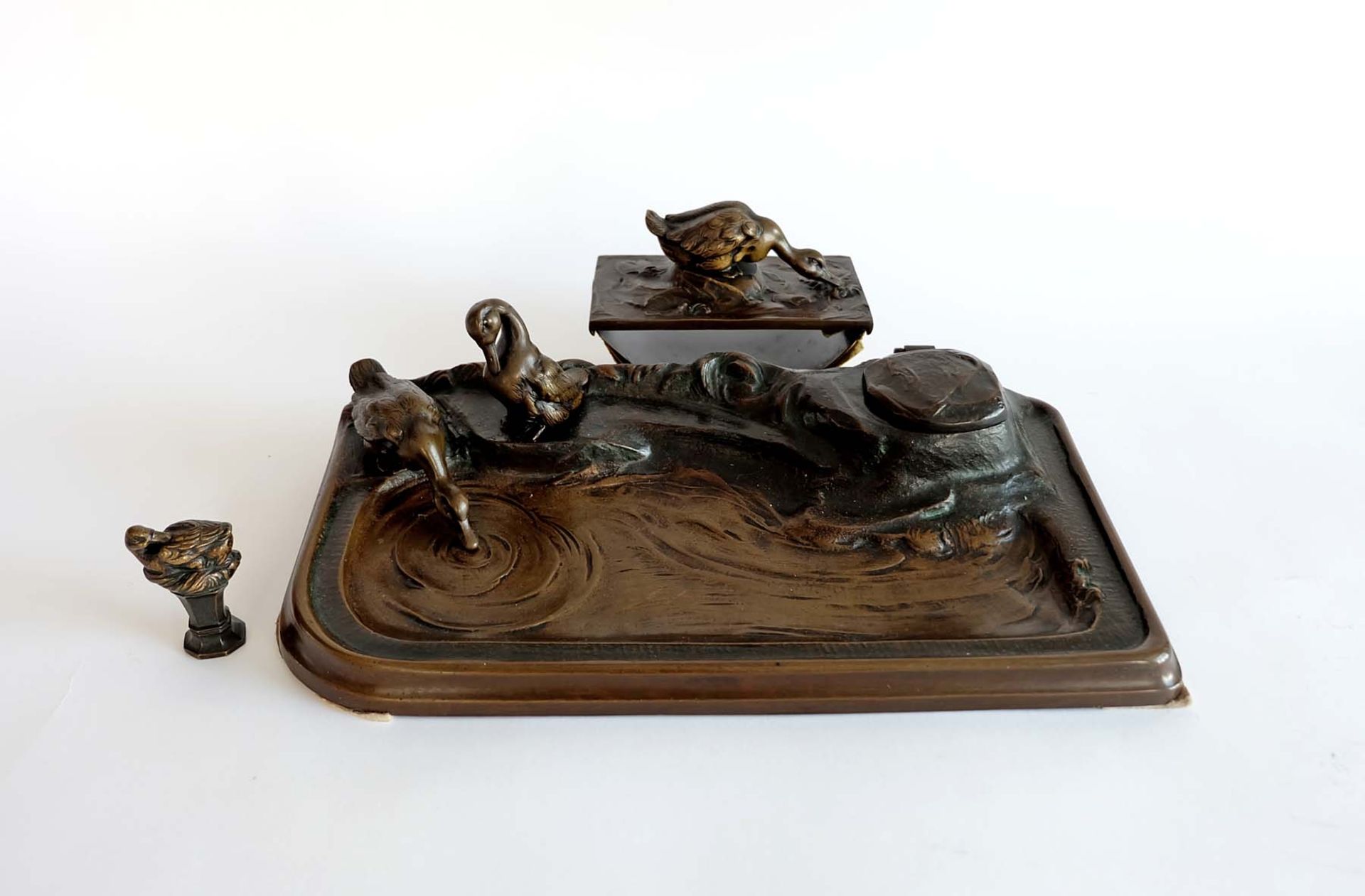 HOFFMANN, Otto (tätig 1885-1915), Tisch-Set, Bronze, patiniert, bestehend aus: Federablage, in