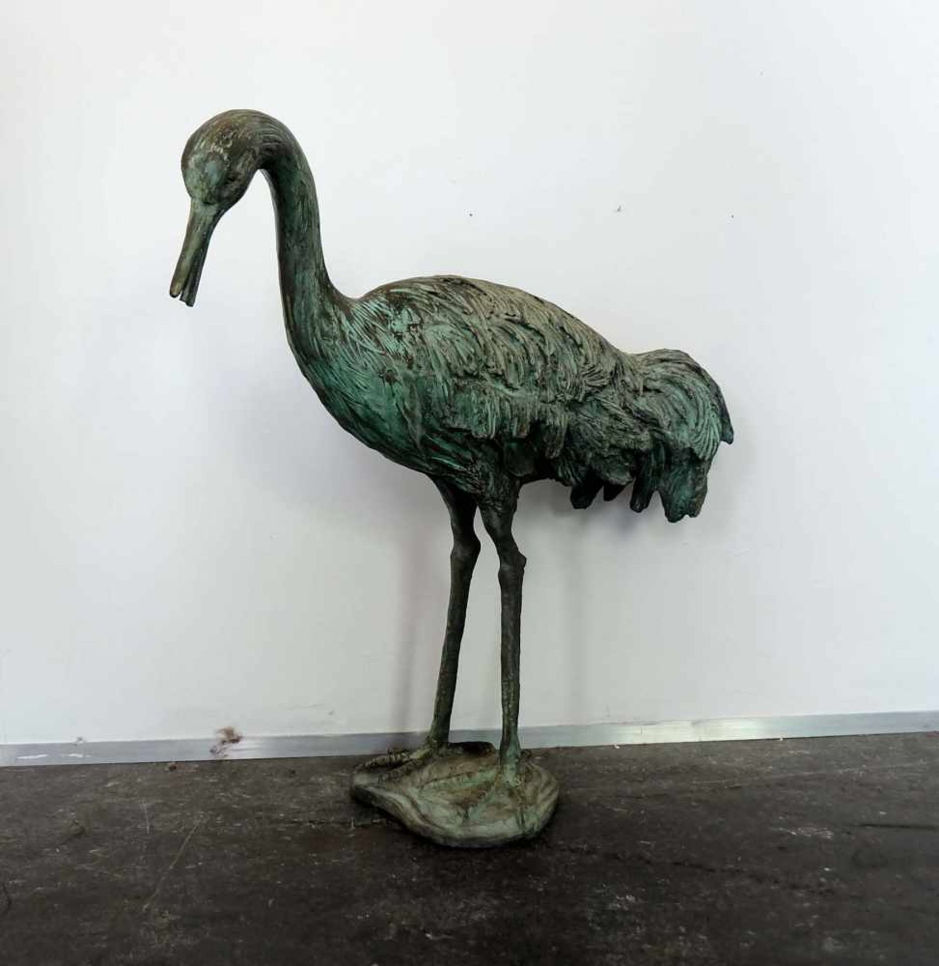 GARTENSKULPTUR, Bronze, Naturpatina, stehender Kranich, H 62,5 x 59,5 cm