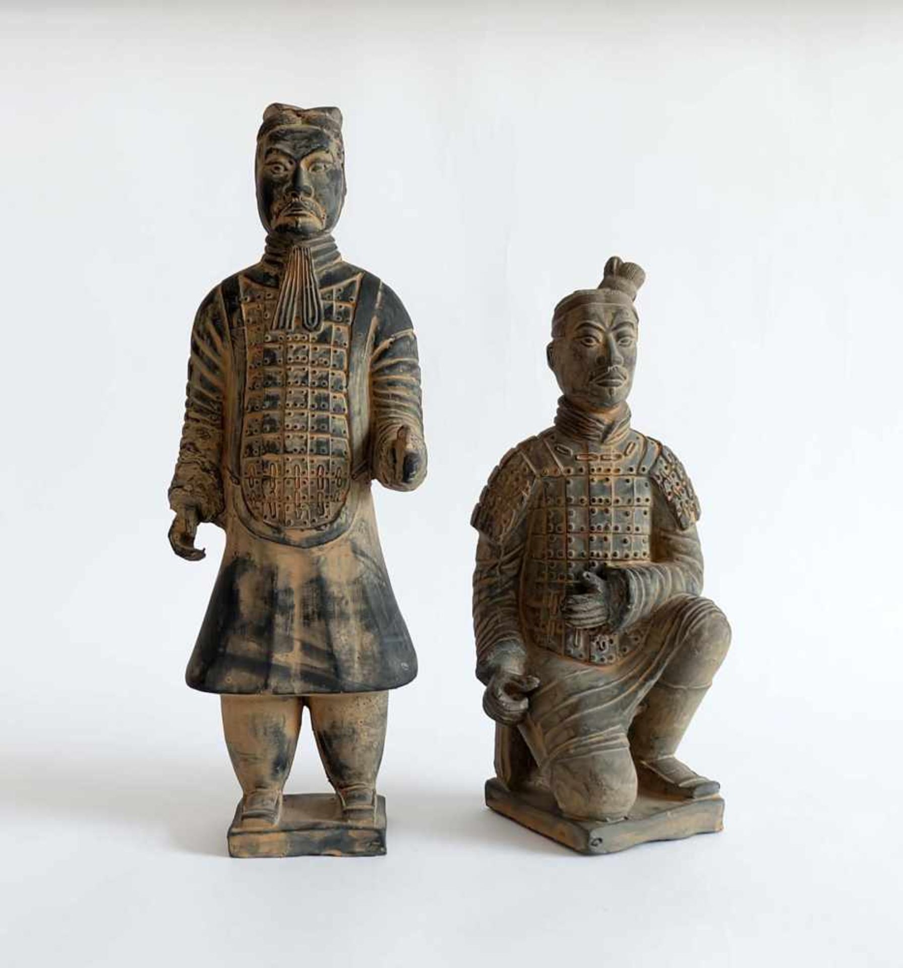 2 REPLIKEN, Krieger aus der Terrakotta-Armee des 1. chinesischen Kaisers Qín Shǐhuángdìs, Keramik,