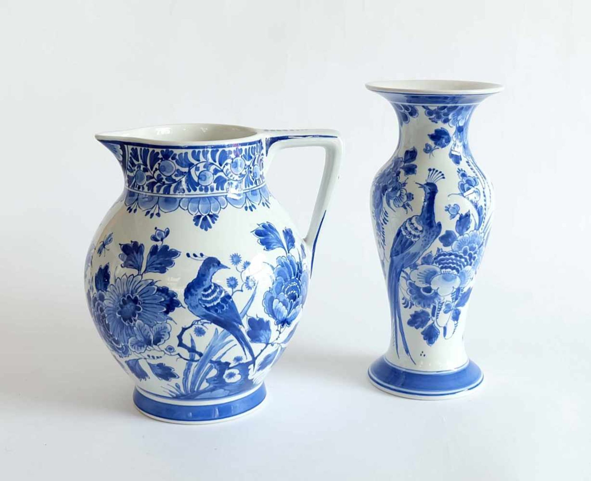FAYENCEKONVOLUT, Manufaktur De Porceleyne Fles, Blaumonochrom, Wasserkrug H. 21 cm, Balustervase