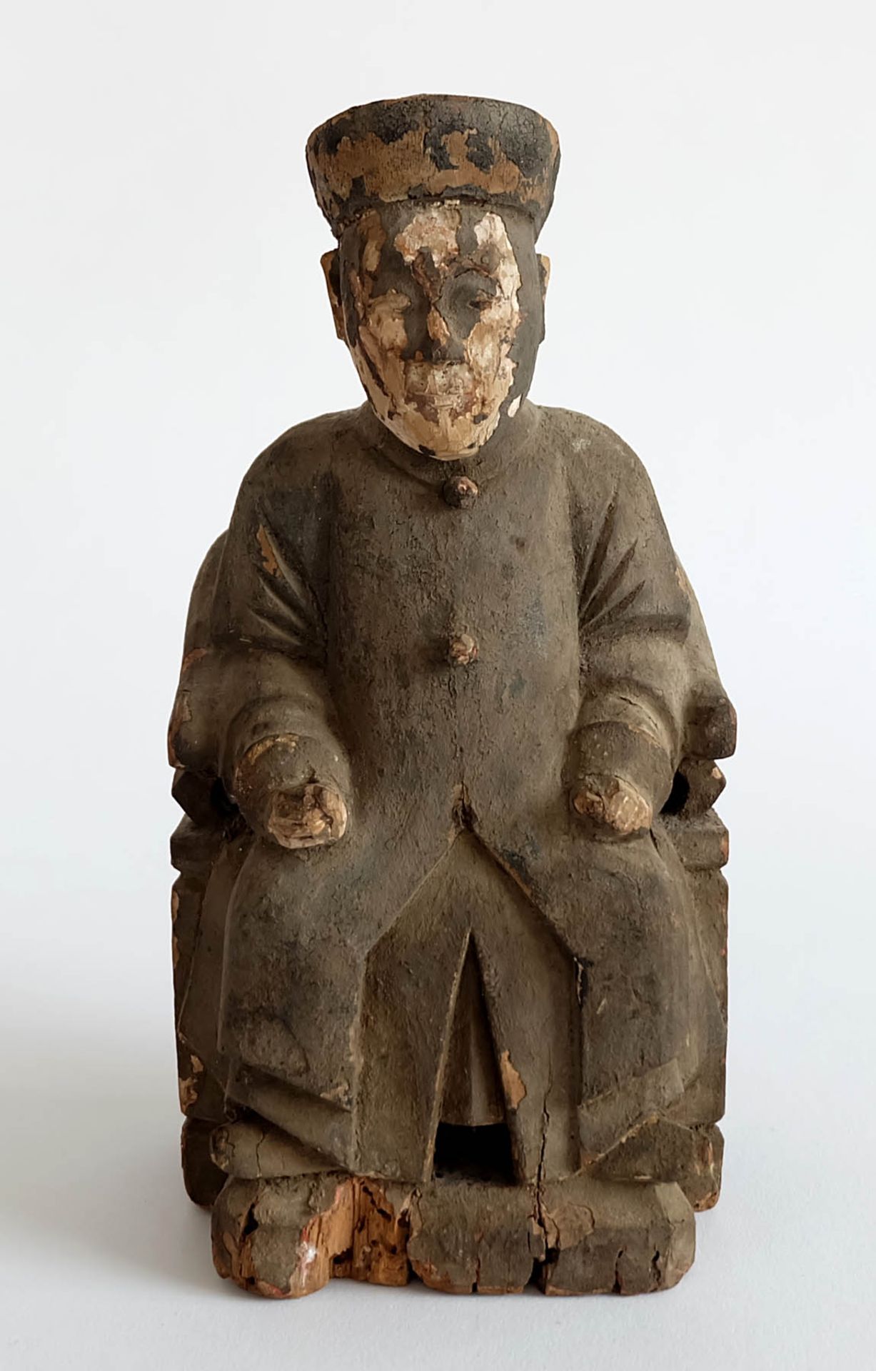 AHNENFIGUR, China, 19.Jh. oder früher, Holz geschnitzt, Patriarch auf Sessel sitzend, gestuckt,
