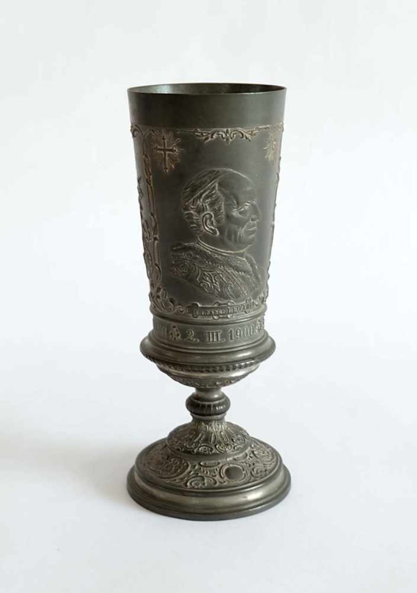 POKAL/ JUBILÄUMSBECHER, Zinn, 1910, allseits relieffiert, Ansicht Papst Leo XIII., Ansicht Vatikan