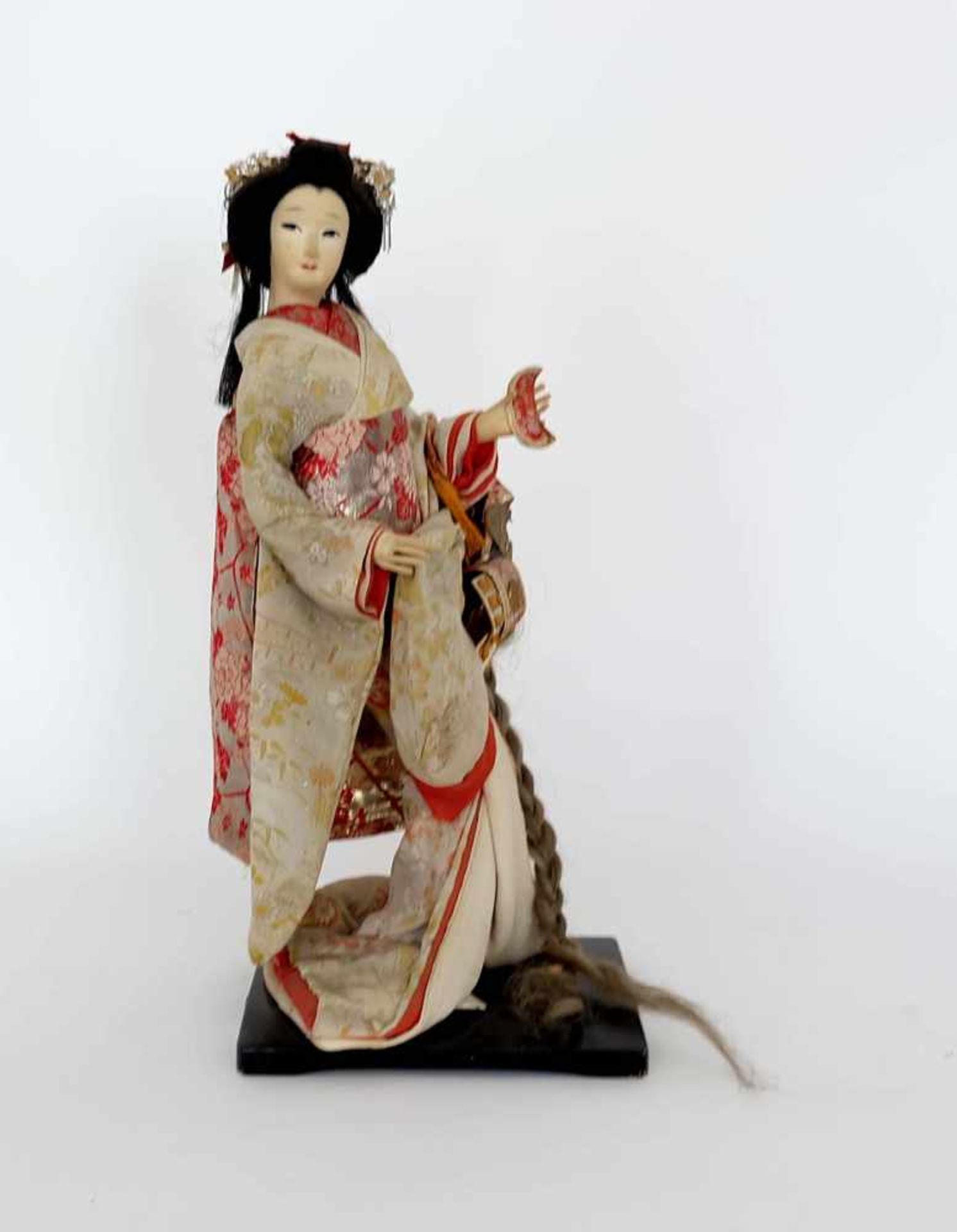 NINGYO, Puppe einer Geisha, gelackter Holzsockel, verschiedene Stoffe, H 41 cm, verstaubt