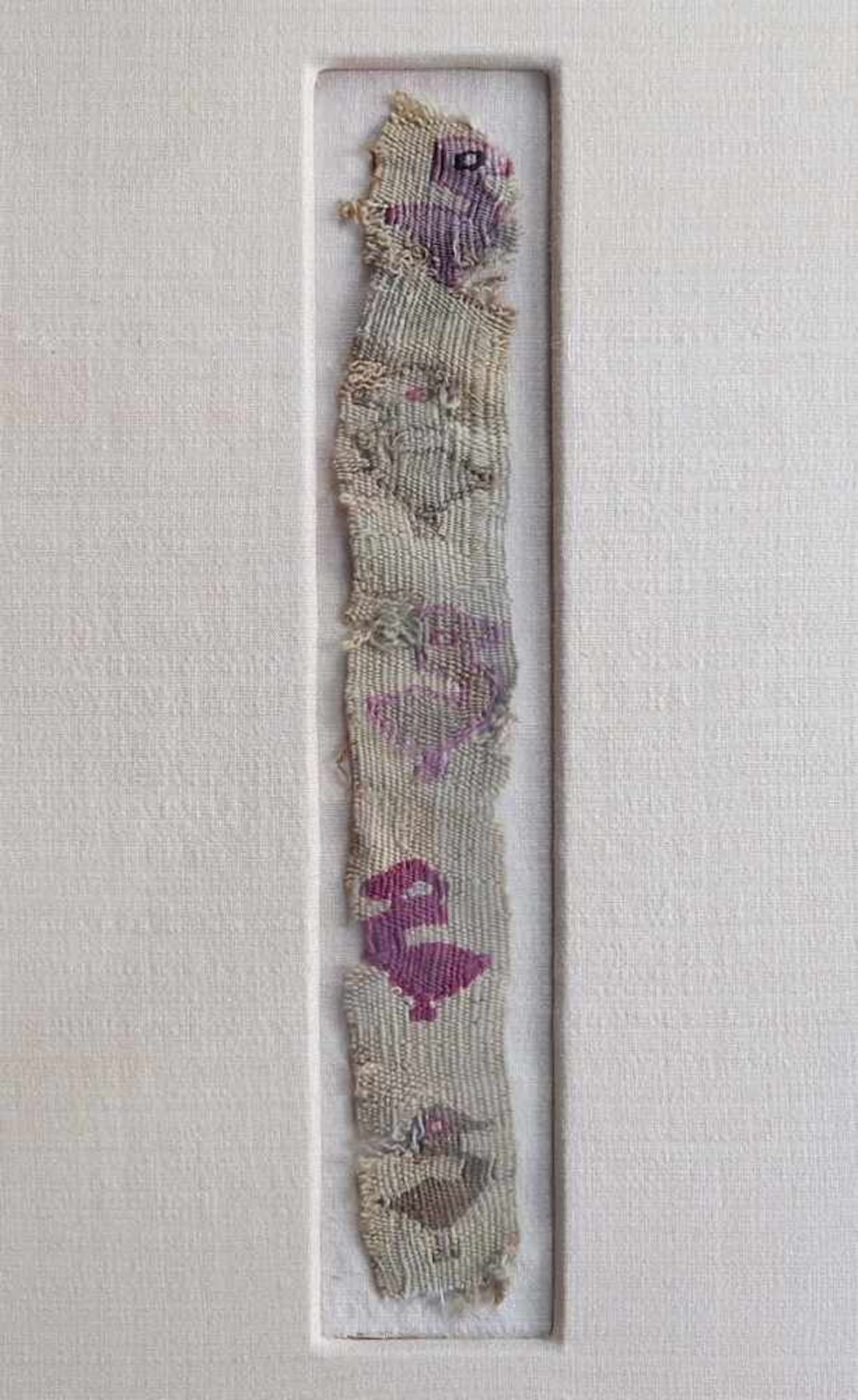 TEXTILFRAGMENT, Inkaweberei (?), Fundort Peru, stilisierte Vögel, 22 x 3 cm, rückseitig