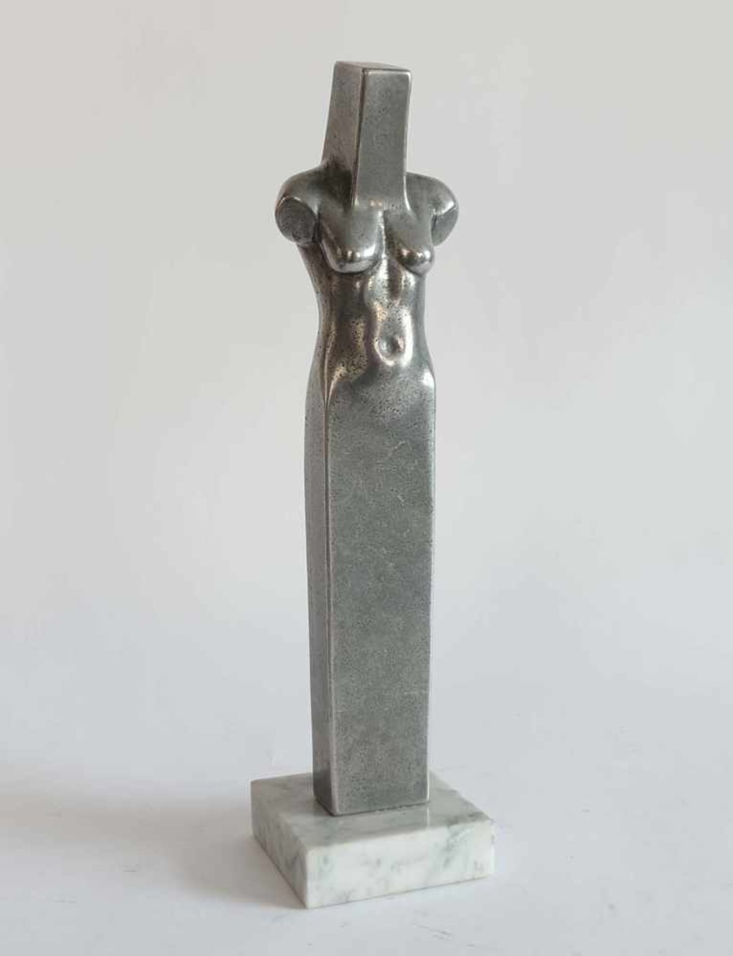 RUMPKE, Norbert L. (*1954 Groß-Hesepe), Aluminium/ Marmorsockel, Quadermenschen, "Frauenstele",