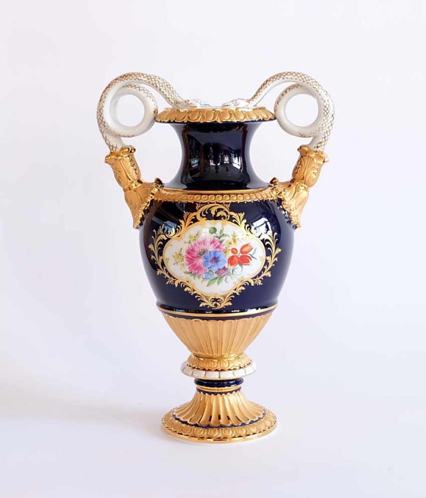 SCHLANGENHENKELVASE, Staatl. Porzellanmanufaktur Meissen, Dekor "Blumenbukett", kobaltblauer Fond,