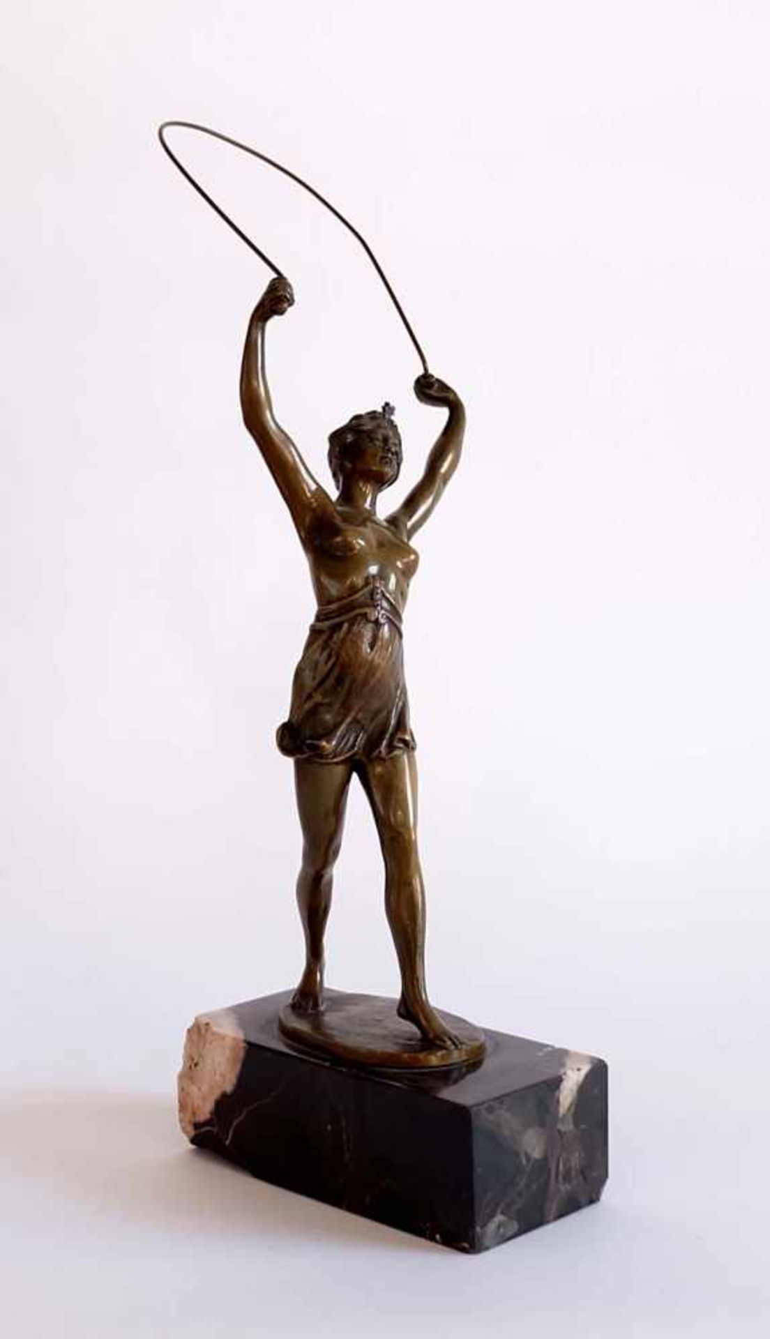 ANONYMUS, 1910/1920er Jahre, grünlich patinierte Bronze, teilpoliert, Akttänzerin mit Springseil auf