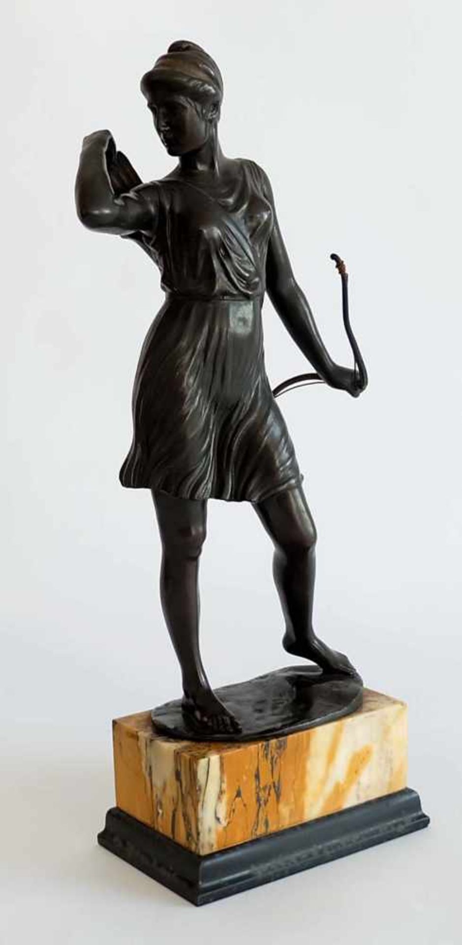 LIEBMANN, Hans Harry (*1876 Berlin +1941), Statue, Bronze, dunkel patiniert, Diana mit Bogen (