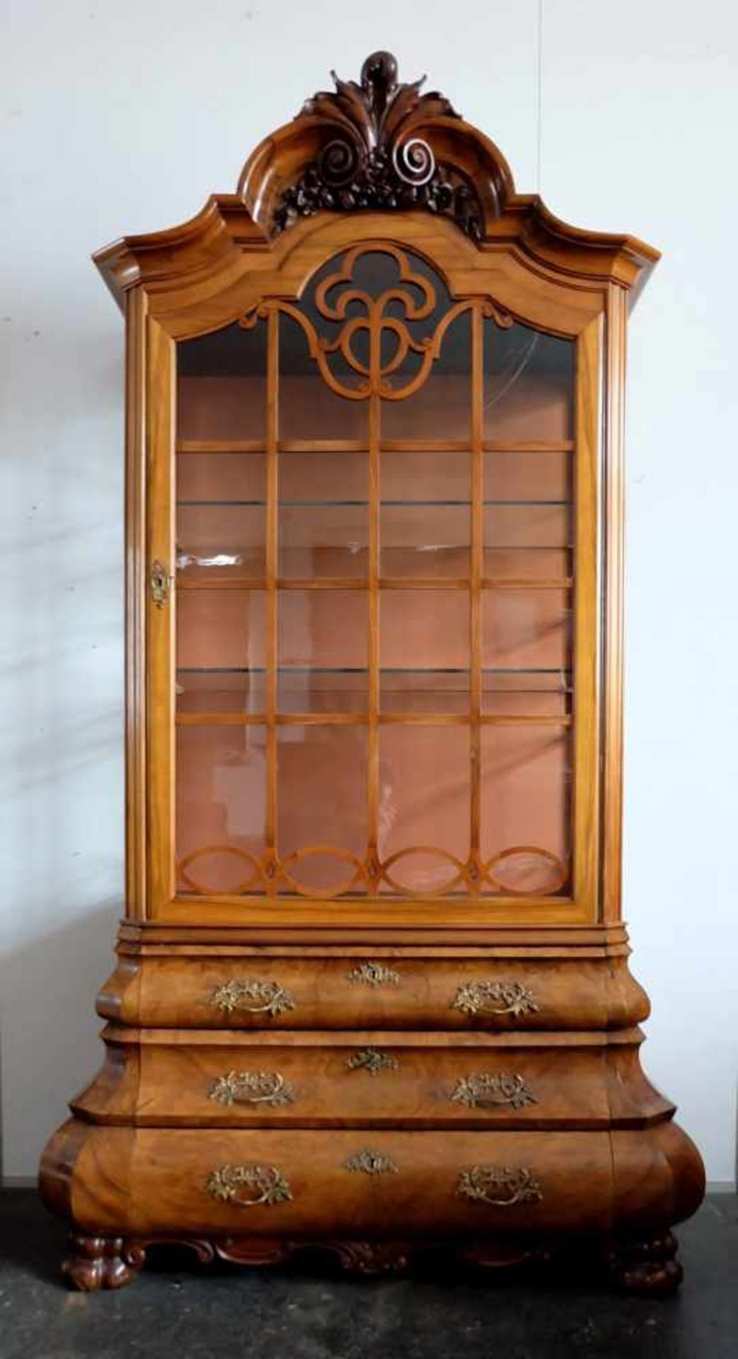 VITRINE, Niederlande Barockstil/ Louis XV-Stil, Nußbaum, teilweise Vollholz, auf gewulstet-gekehlter