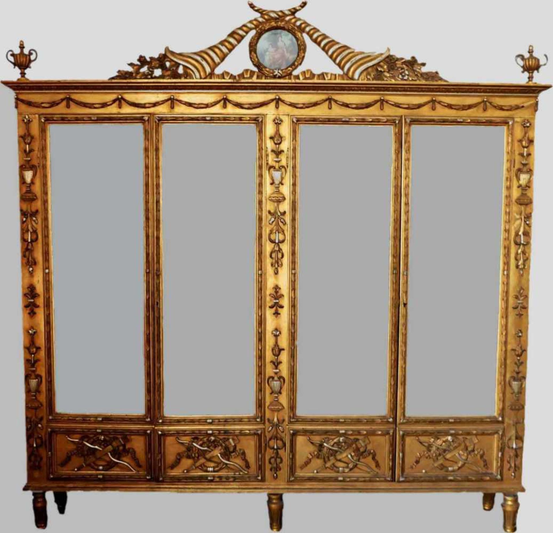 DOPPELVITRINE, Historismus-Epoche, Louis XVI-Stil, kaltvergoldeter Korpus und Stuckapplikationen,