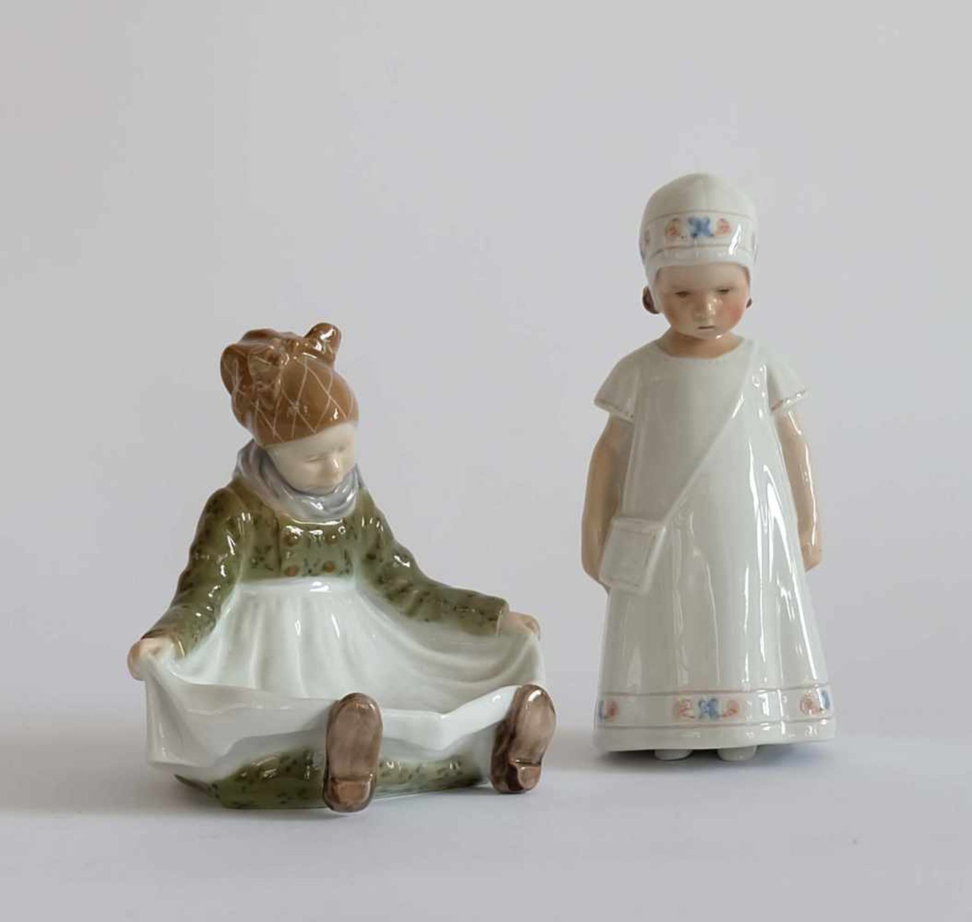 BENTER, Lotte für Royal Copenhagen, Figurenschale, Mädchen Schürze ausbreitend, Porzellan,