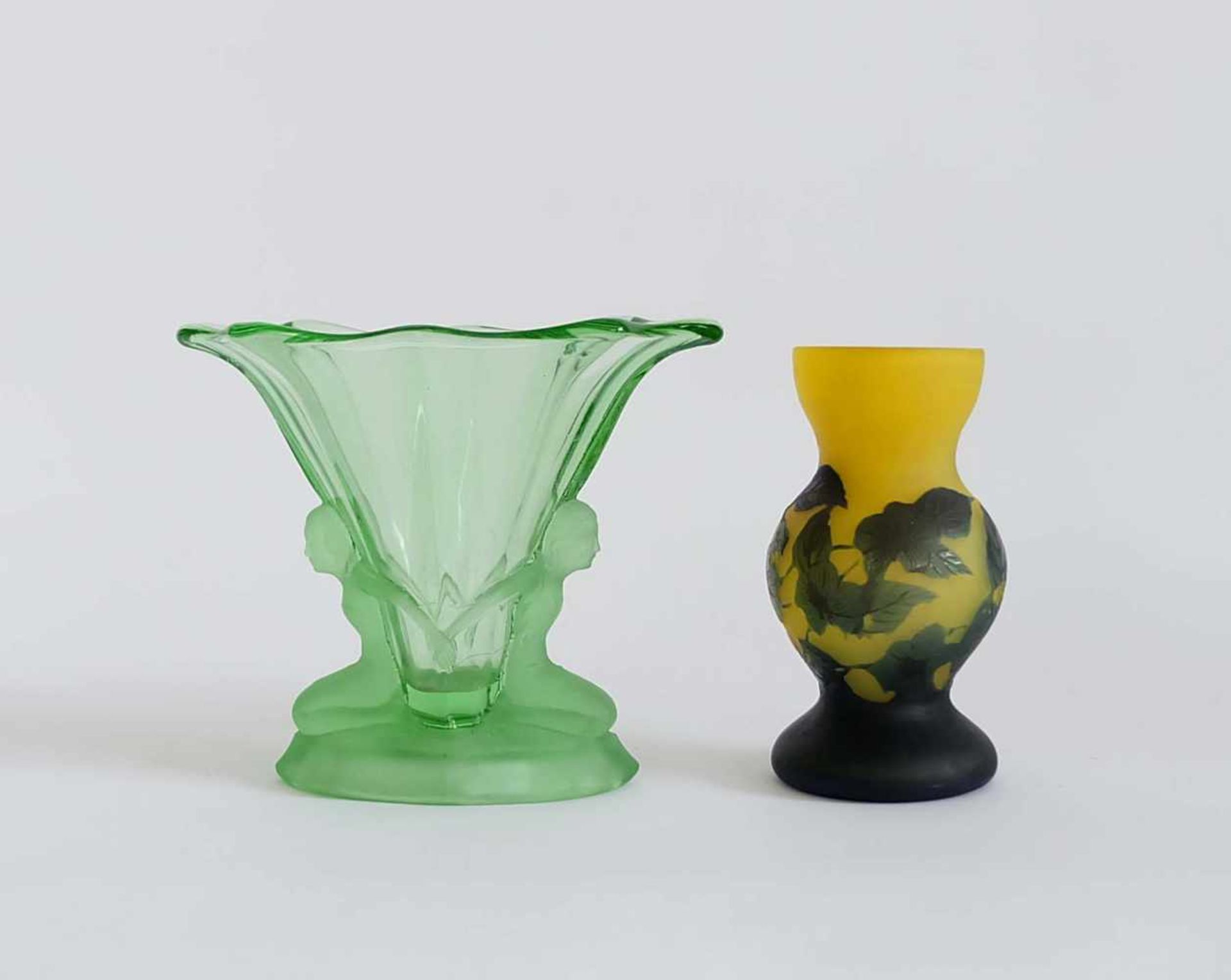 VASE, Frankreich, Art Deco-Epoche, maigrünes Pressglas, 2 junge Frauen, kelchförmige Kuppa