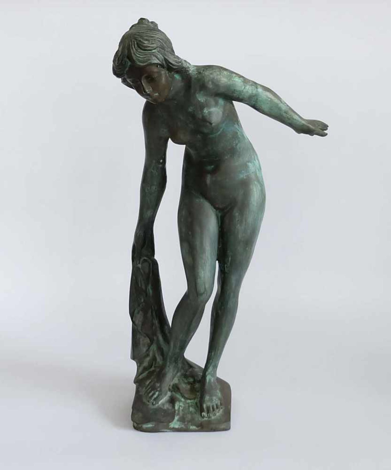 GARTENSKULPTUR, Bronze, Badender weiblicher Akt, H. 63 cm