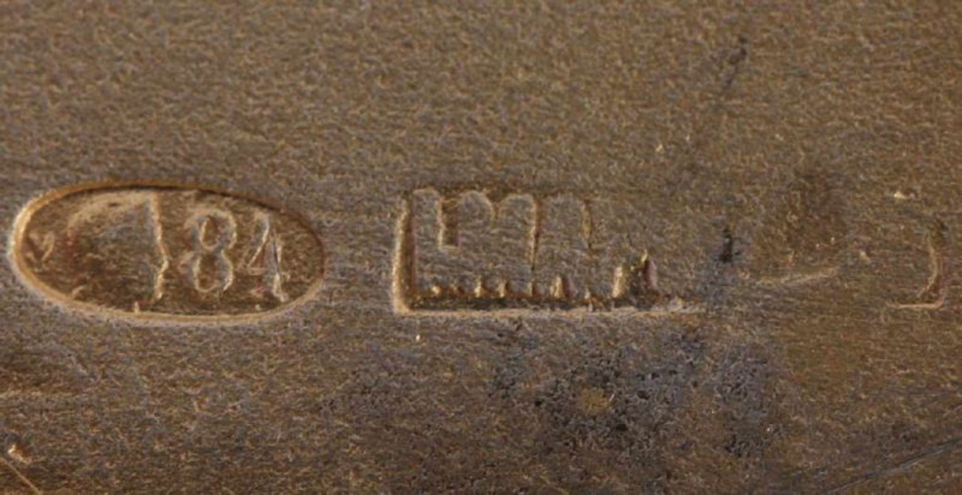 ZIGARETTENETEUI, 84/oo, innen vergoldet, Drücker mit Safircabochon, auf dem Deckel reliefierter - Bild 4 aus 5