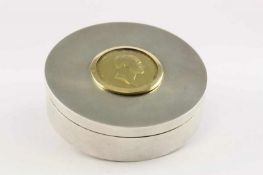 RUNDE DOSE, 875/ooo, innen vergoldet, im Deckel unter Glas vergoldete Bronzemedaille mit dem