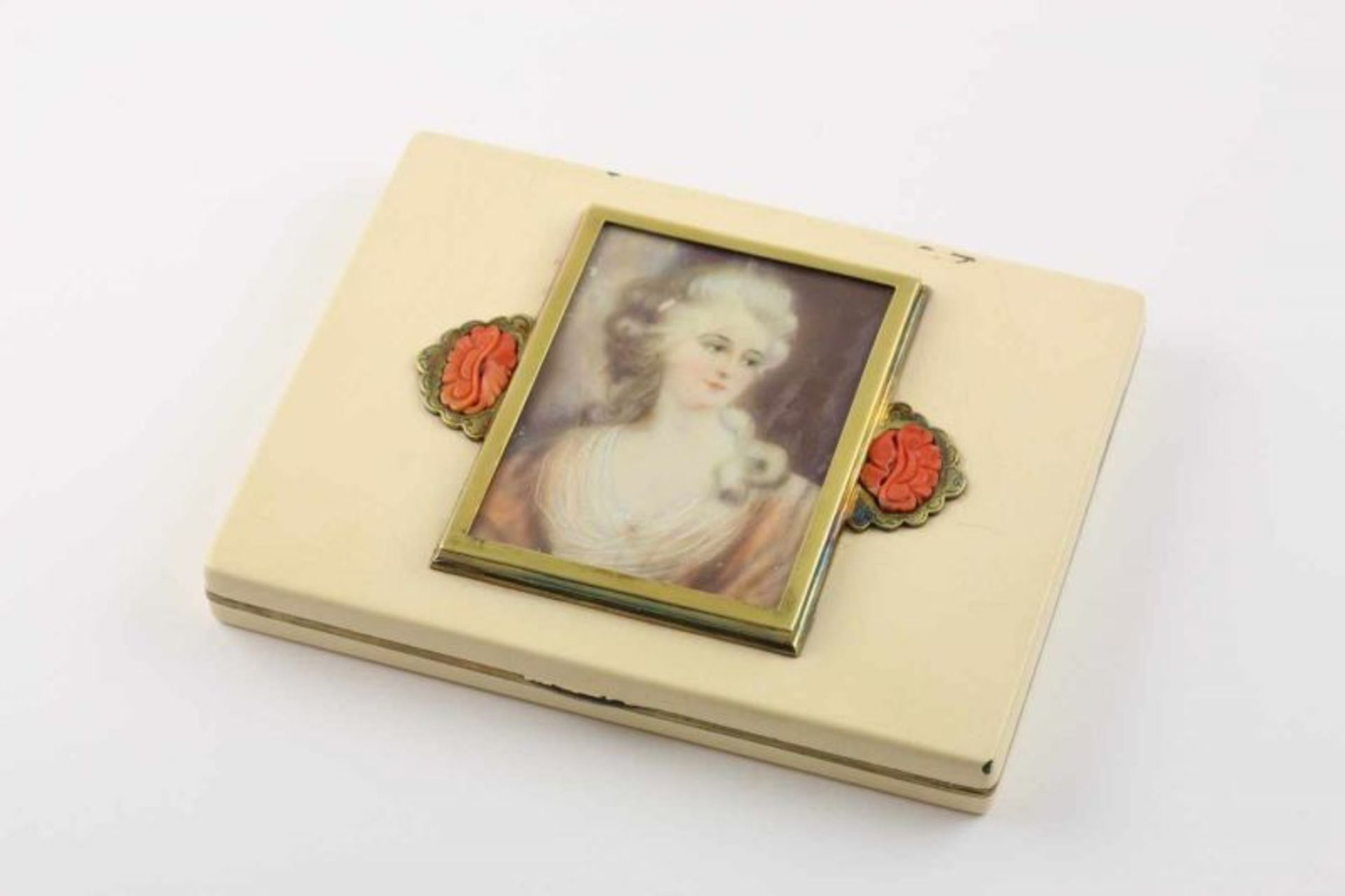 ZIGARETTENDOSE, Metall, vergoldet, crèmefarben emailliert, auf dem Deckel Miniaturportrait in