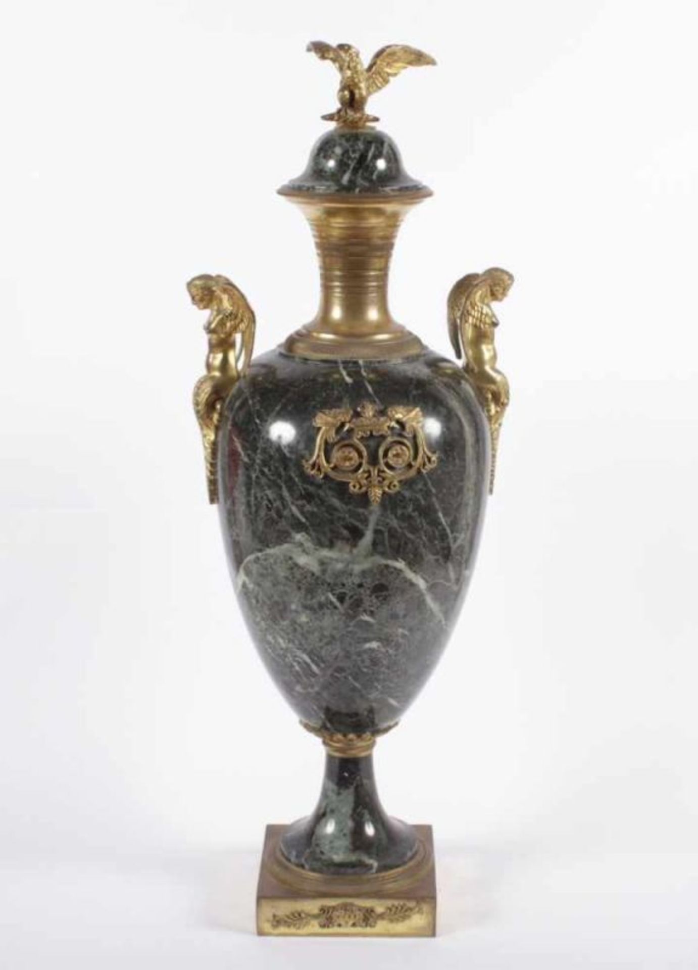 ZIERVASE IM EMPIRESTIL, grün-schwarzer, Fuß und Applikationen aus vergoldeter Bronze, H 70,