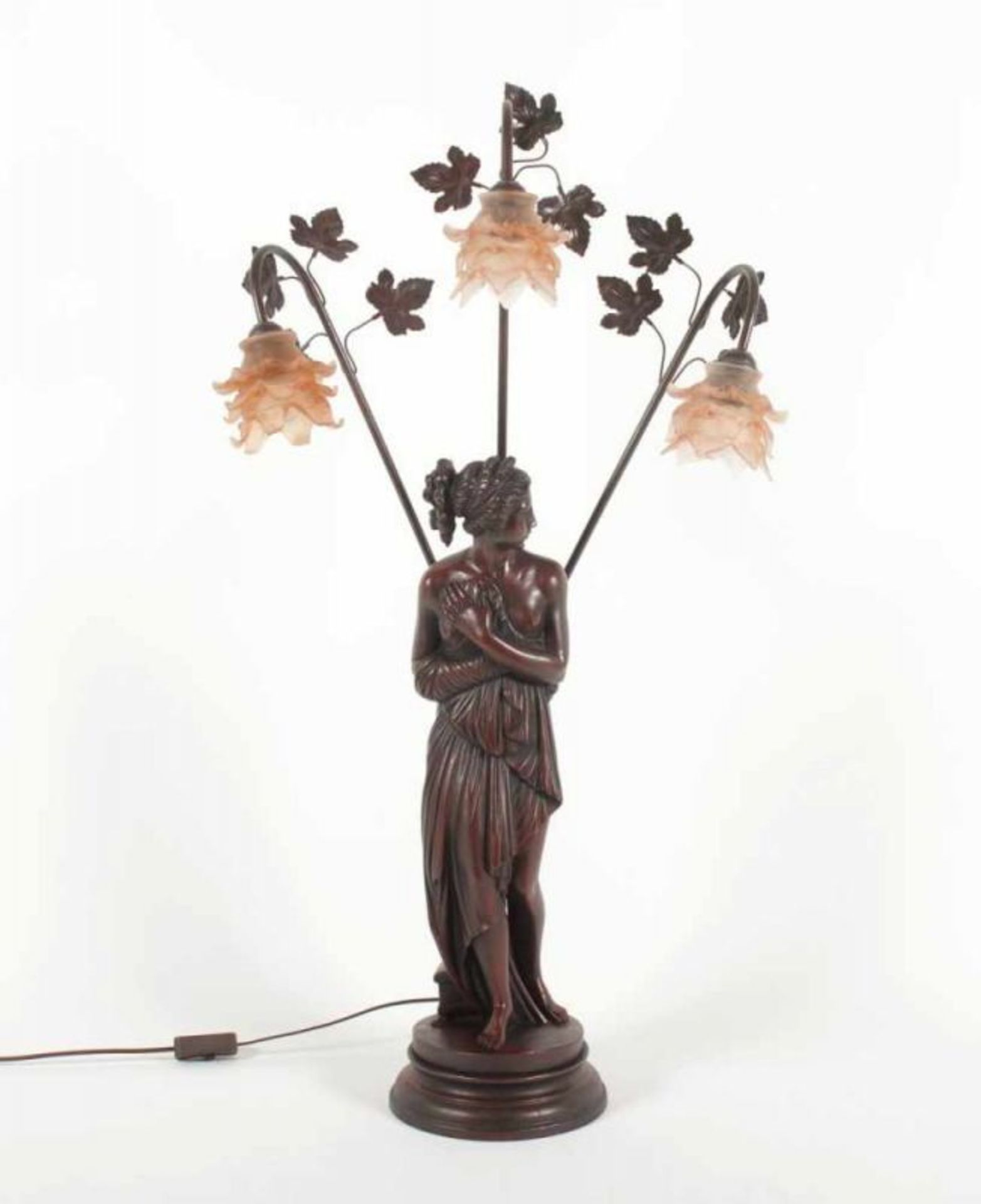 FIGÜRLICHE LAMPE, in der Art des Jugendstils, Steinguss, patiniert, Glasschirme, dreiflammig, H