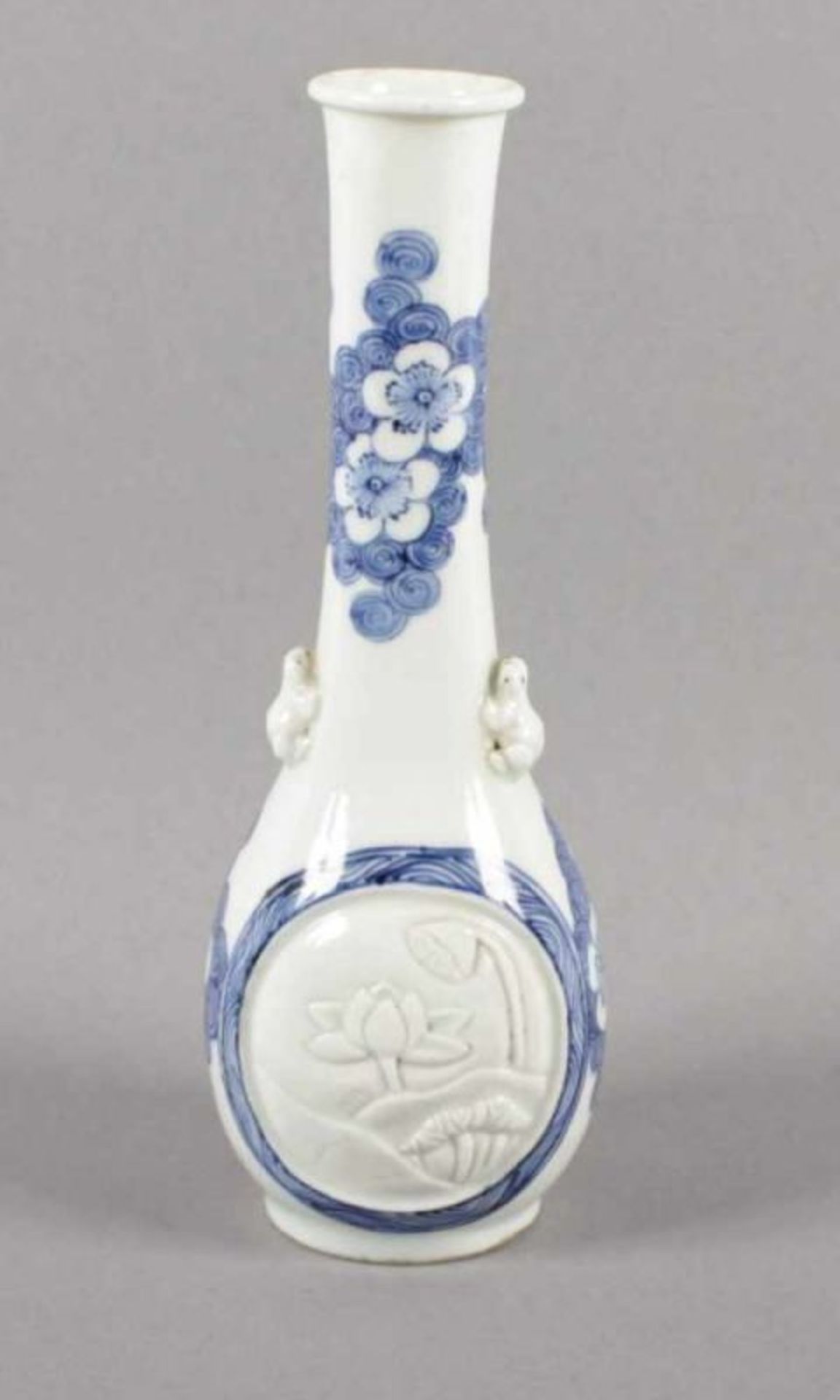 VASE, Porzellan, auf der Schulter zwei plastisch gearbeitete Frösche, Dekor in Unterglasurblau, H - Image 2 of 4