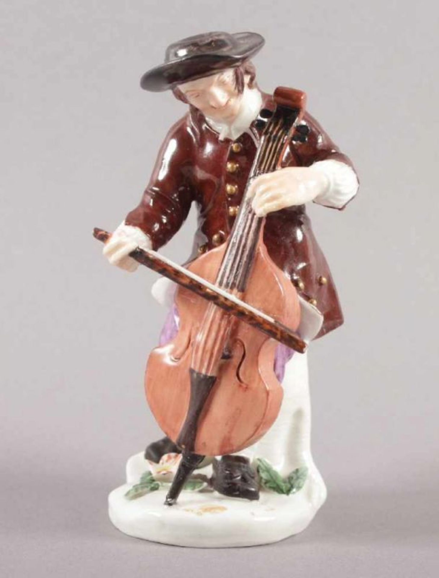 CELLIST, polychrom bemalt, H 13, rest., wohl WEGELY, BERLIN, M.18.Jh. 22.00 % buyer's premium on the